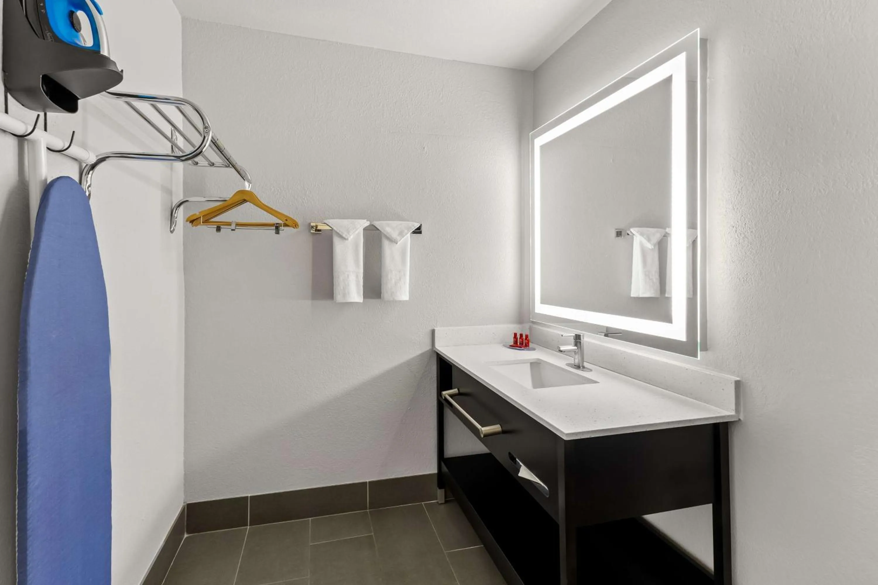 Bathroom in SureStay Hotel by Best Western Phoenix Airport