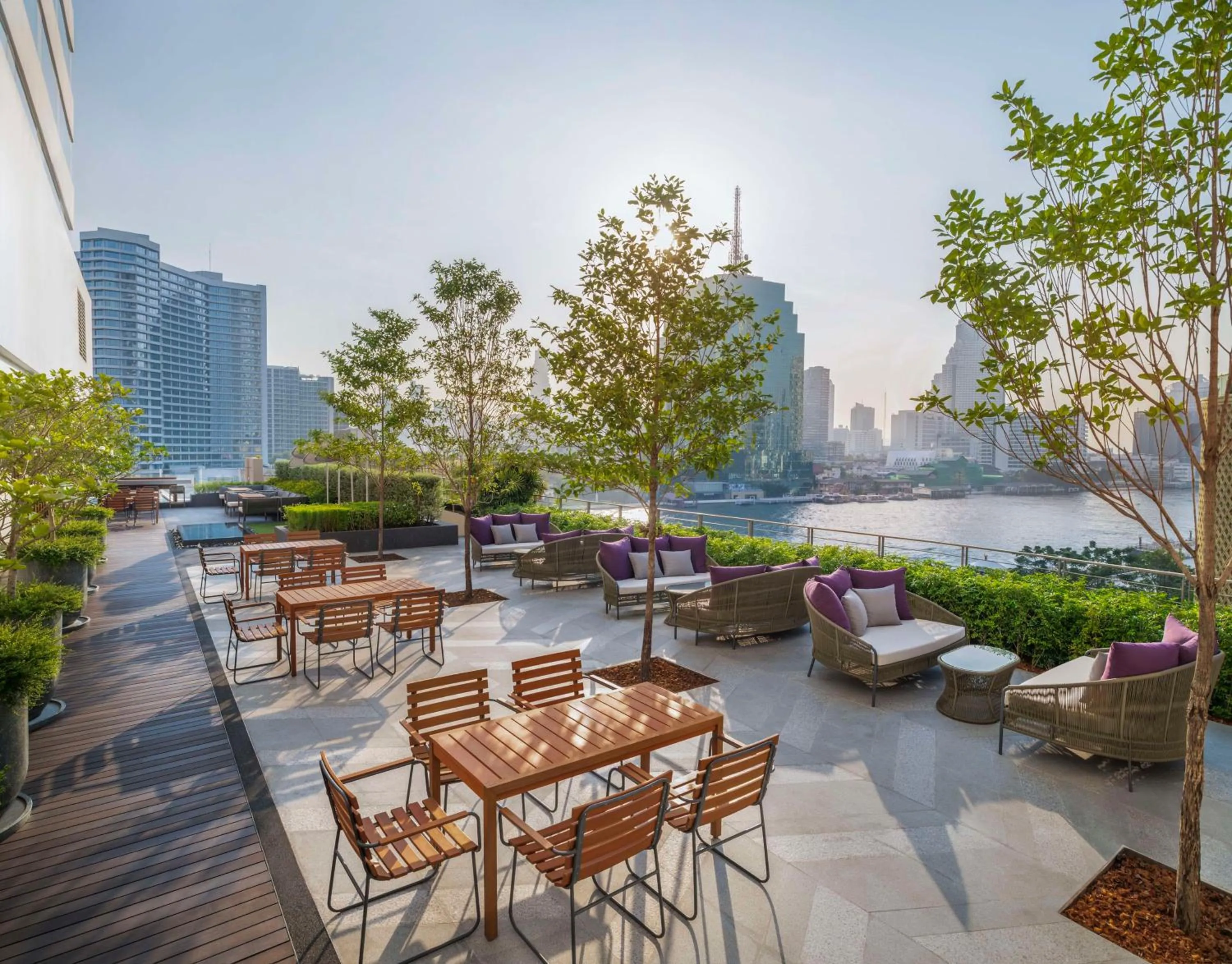 Lounge or bar in Millennium Hilton Bangkok