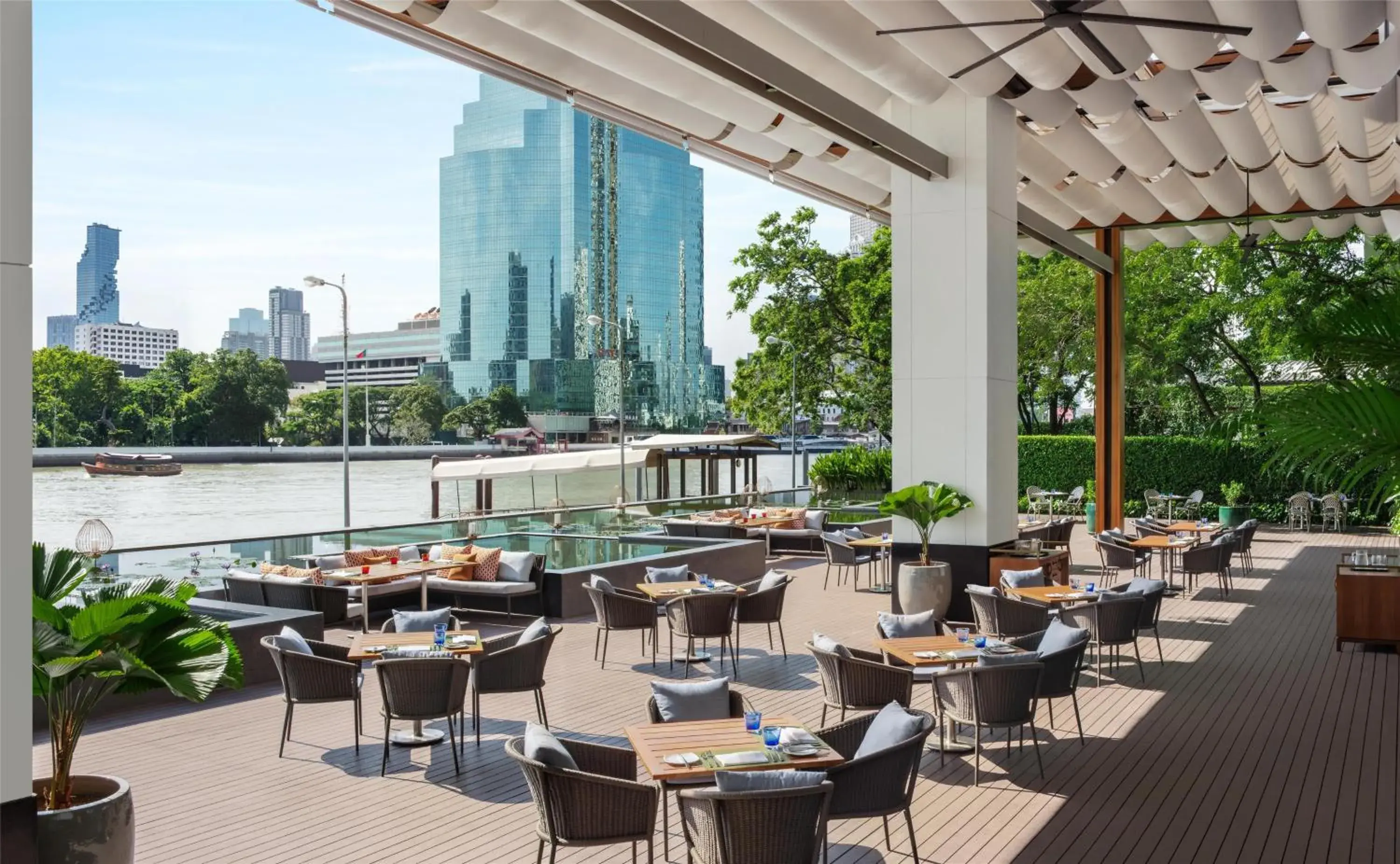 Restaurant/places to eat in Millennium Hilton Bangkok Restaurant/places to eat in Millennium Hilton Bangkok