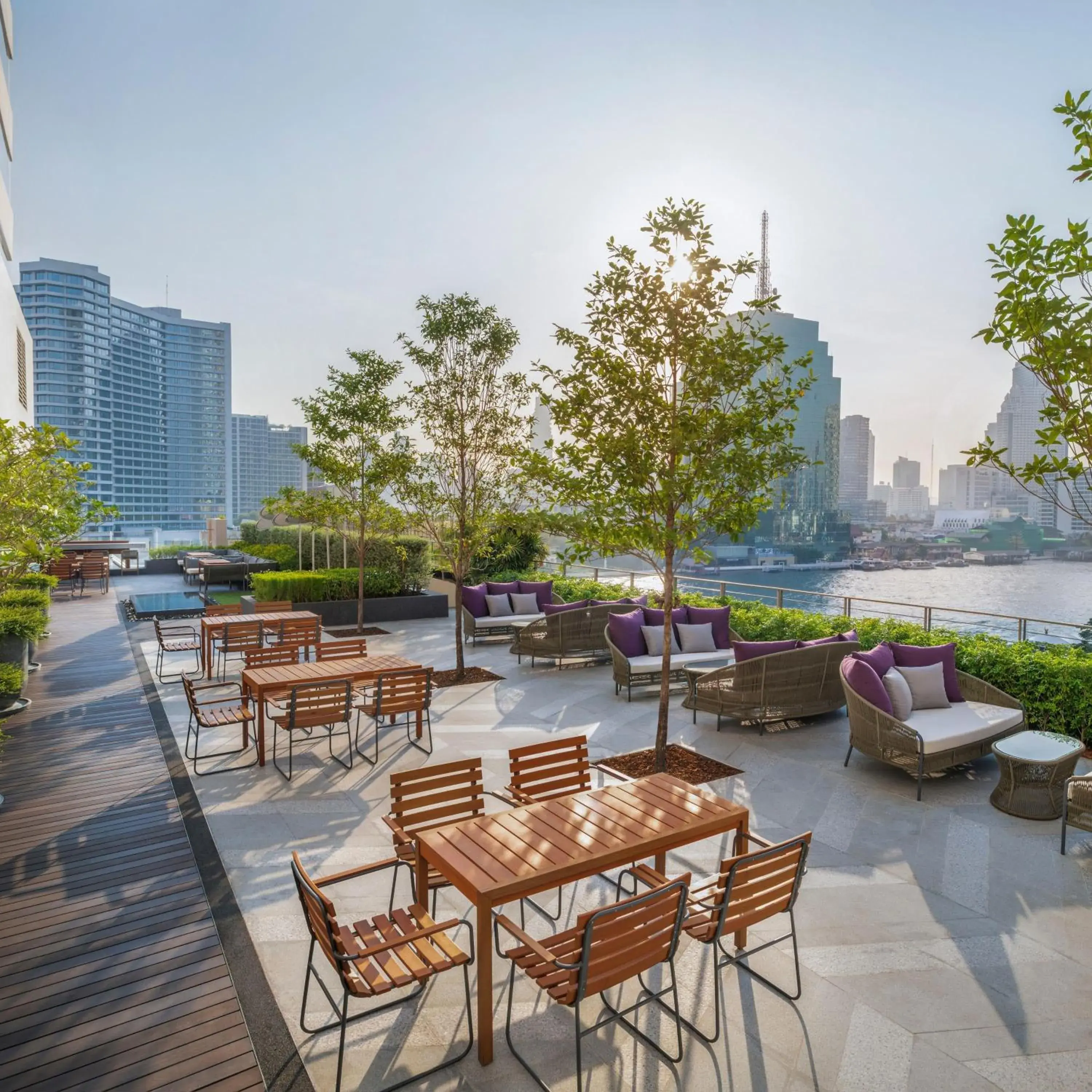 Restaurant/places to eat in Millennium Hilton Bangkok Restaurant/places to eat in Millennium Hilton Bangkok