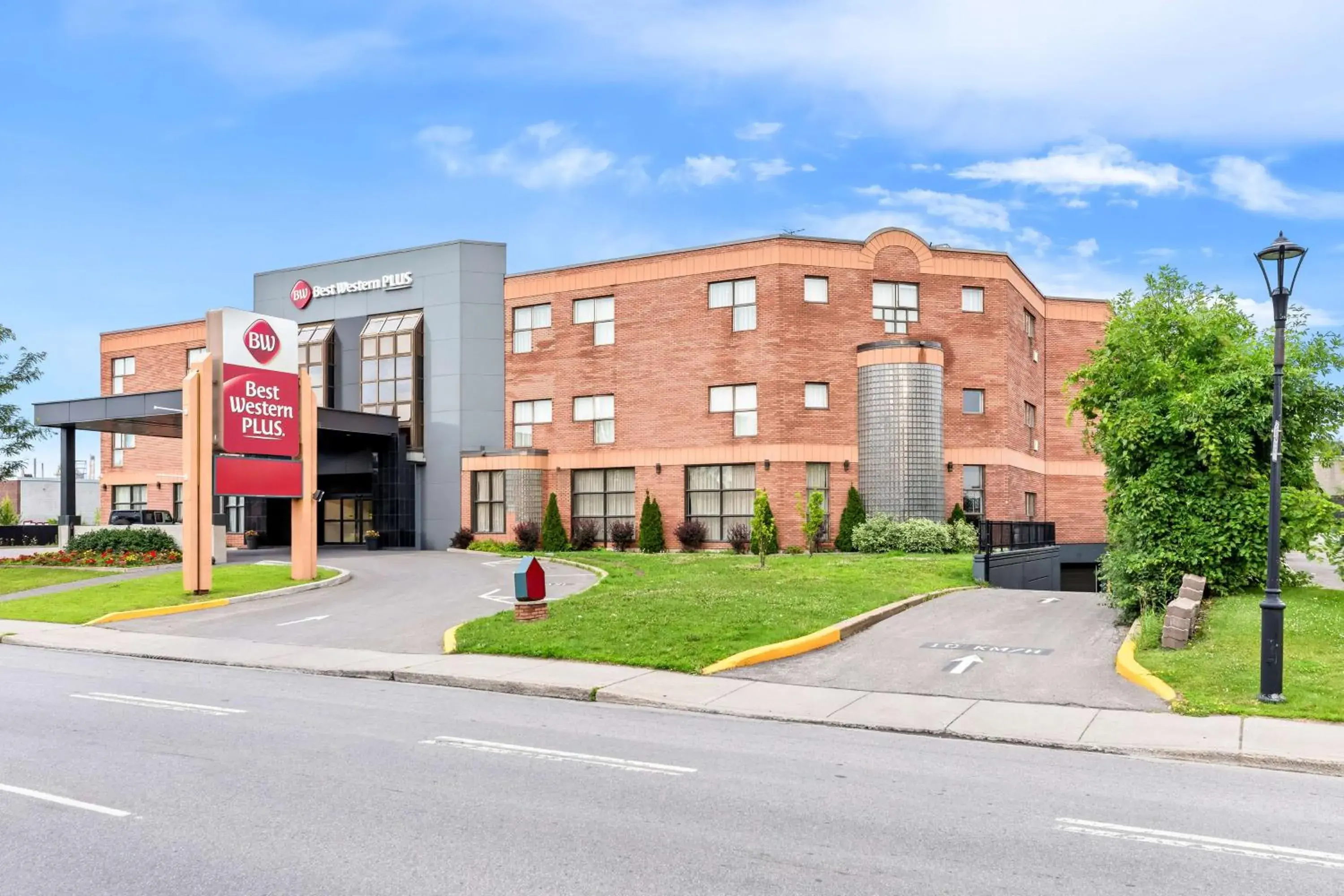 Property building in Best Western Plus Montreal East Property building in Best Western Plus Montreal East