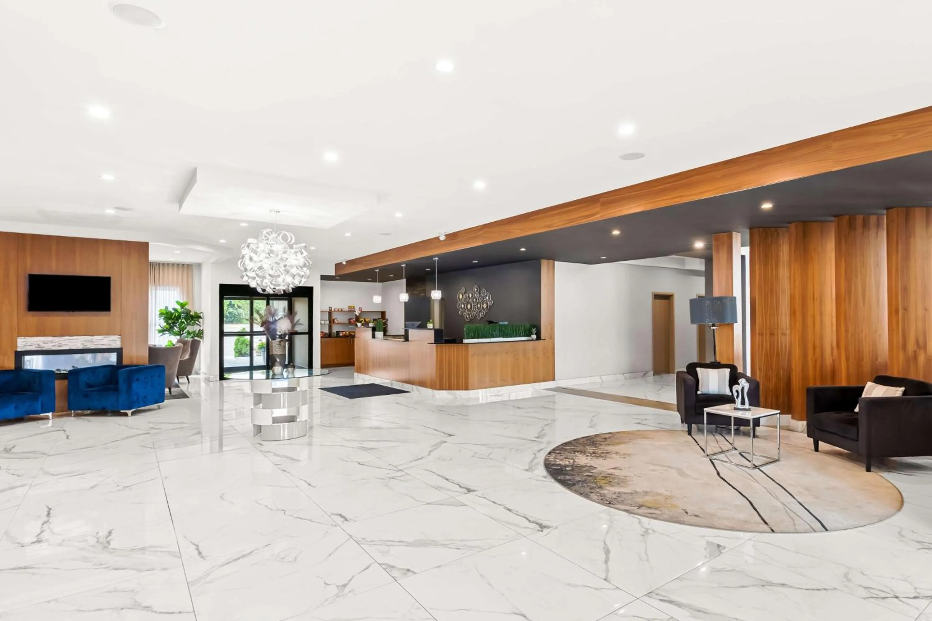 Lobby or reception in Best Western Plus Montreal East