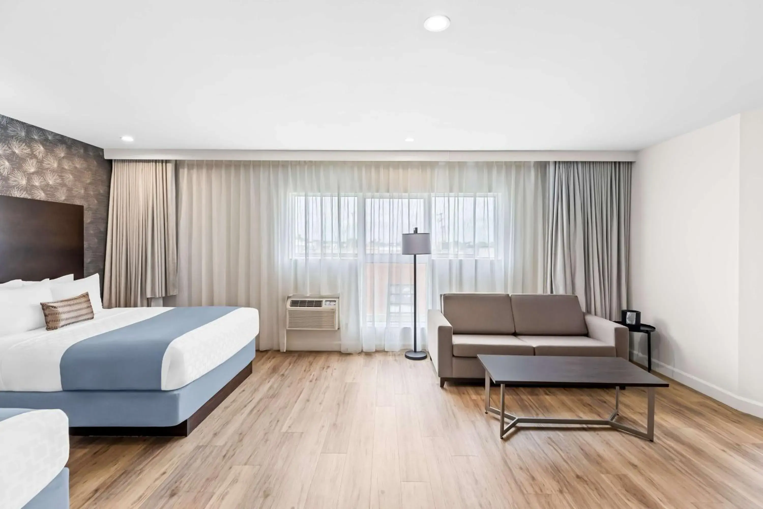 Bedroom, Bed in Best Western Plus Montreal East Bedroom, Bed in Best Western Plus Montreal East