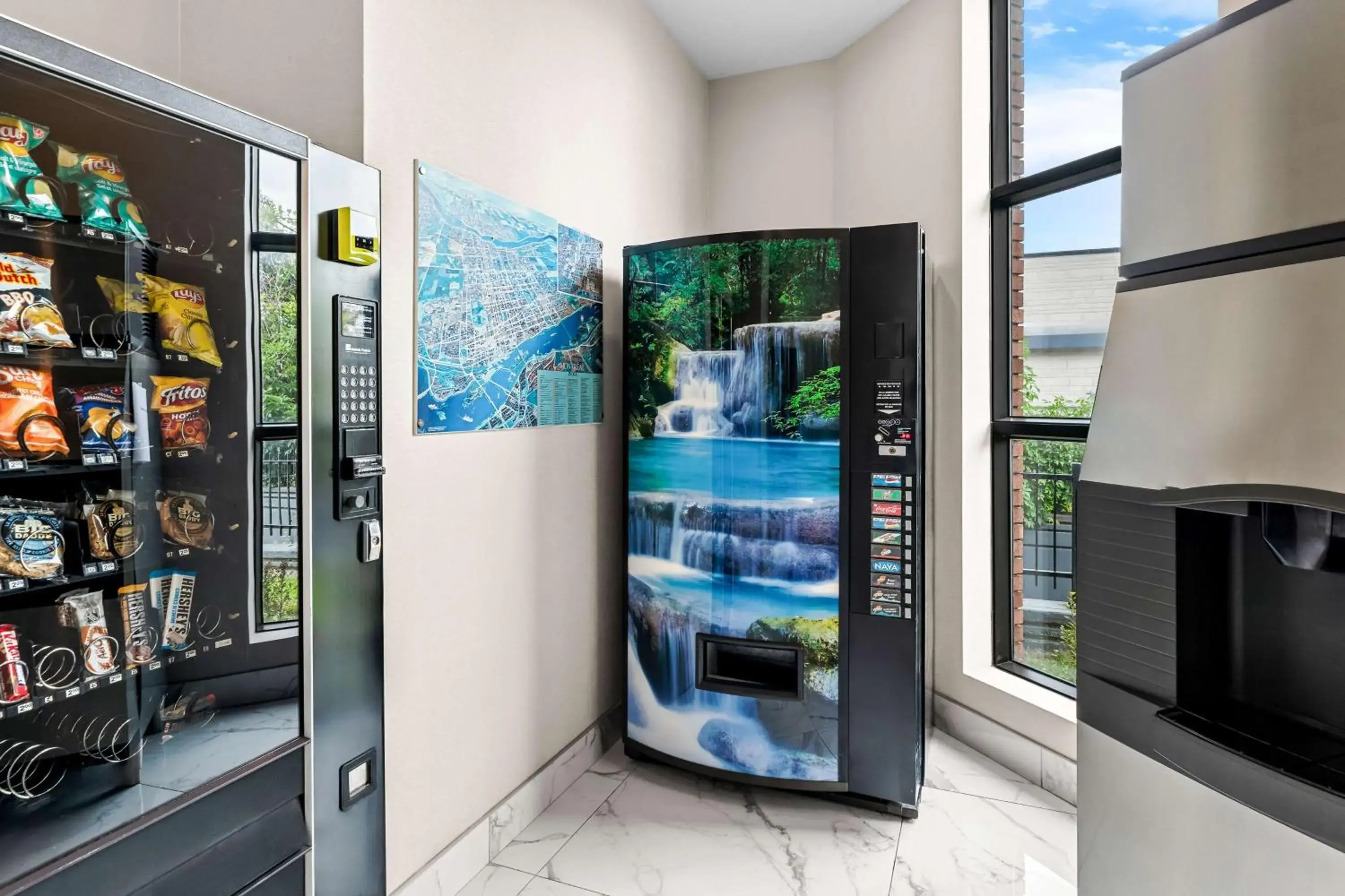 Property building in Best Western Plus Montreal East Property building in Best Western Plus Montreal East