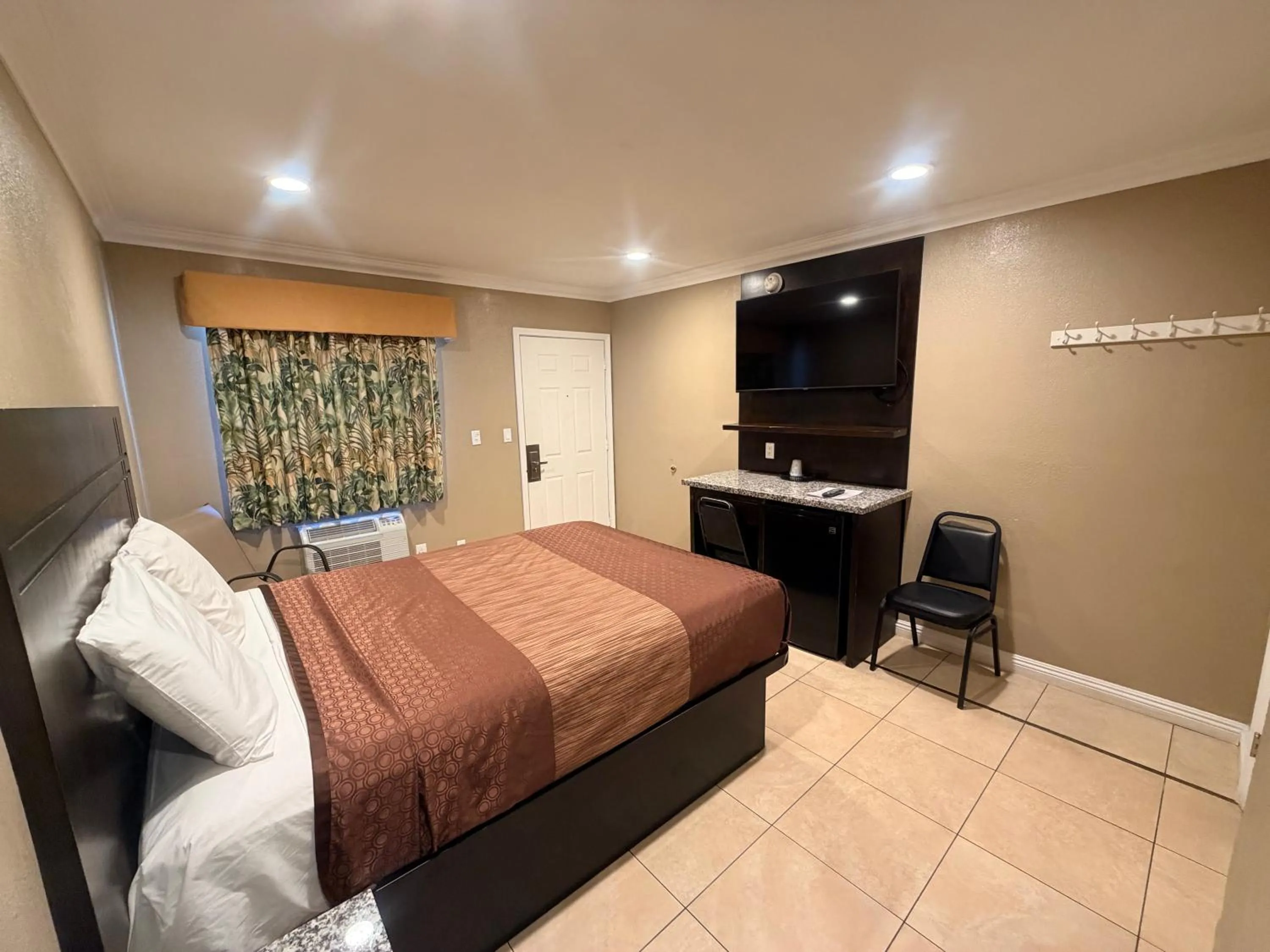 Bed in Stallion Motel Los Angeles