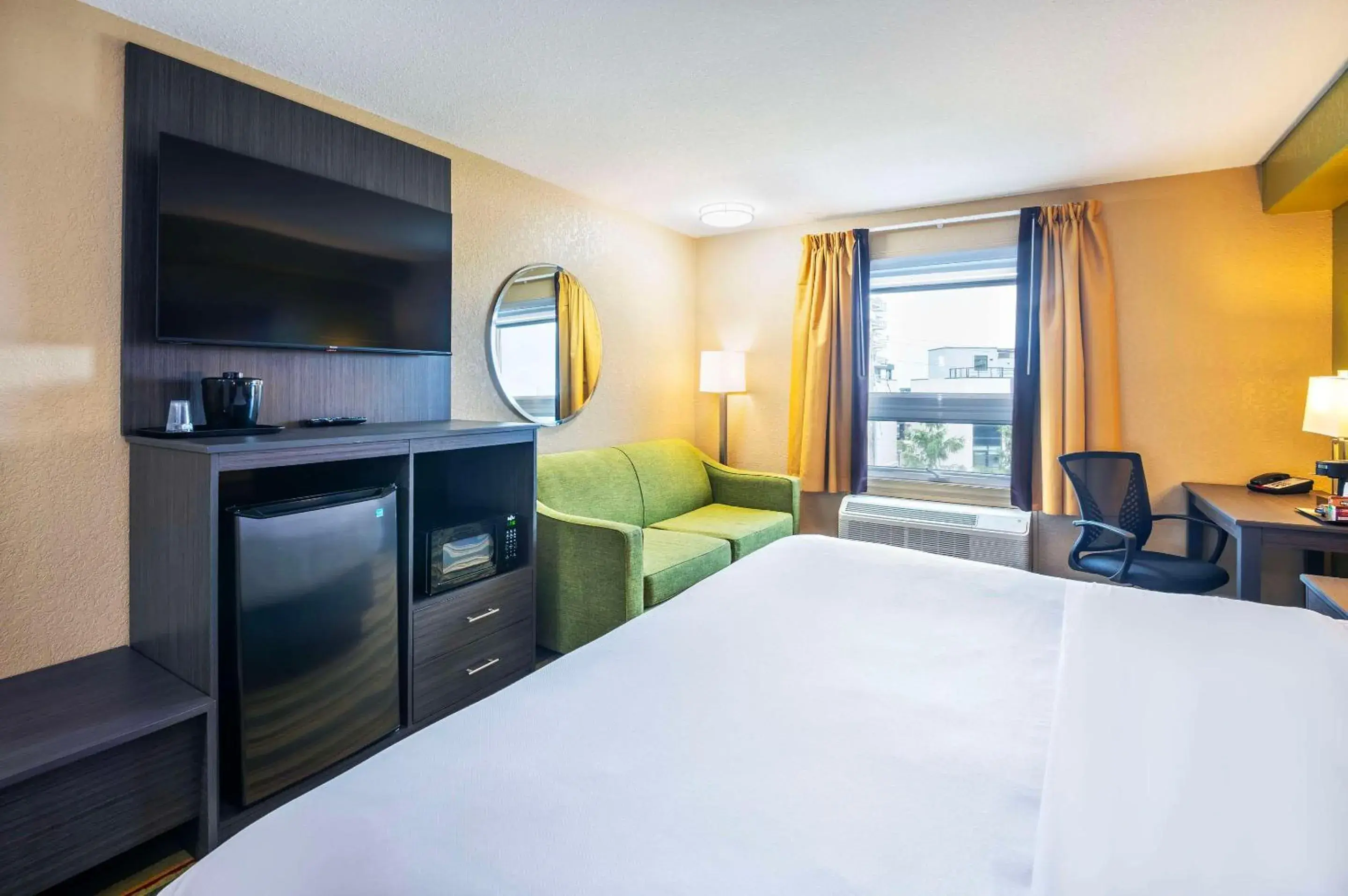 Bedroom, Bed in Quality Inn & Suites Bedroom, Bed in Quality Inn & Suites