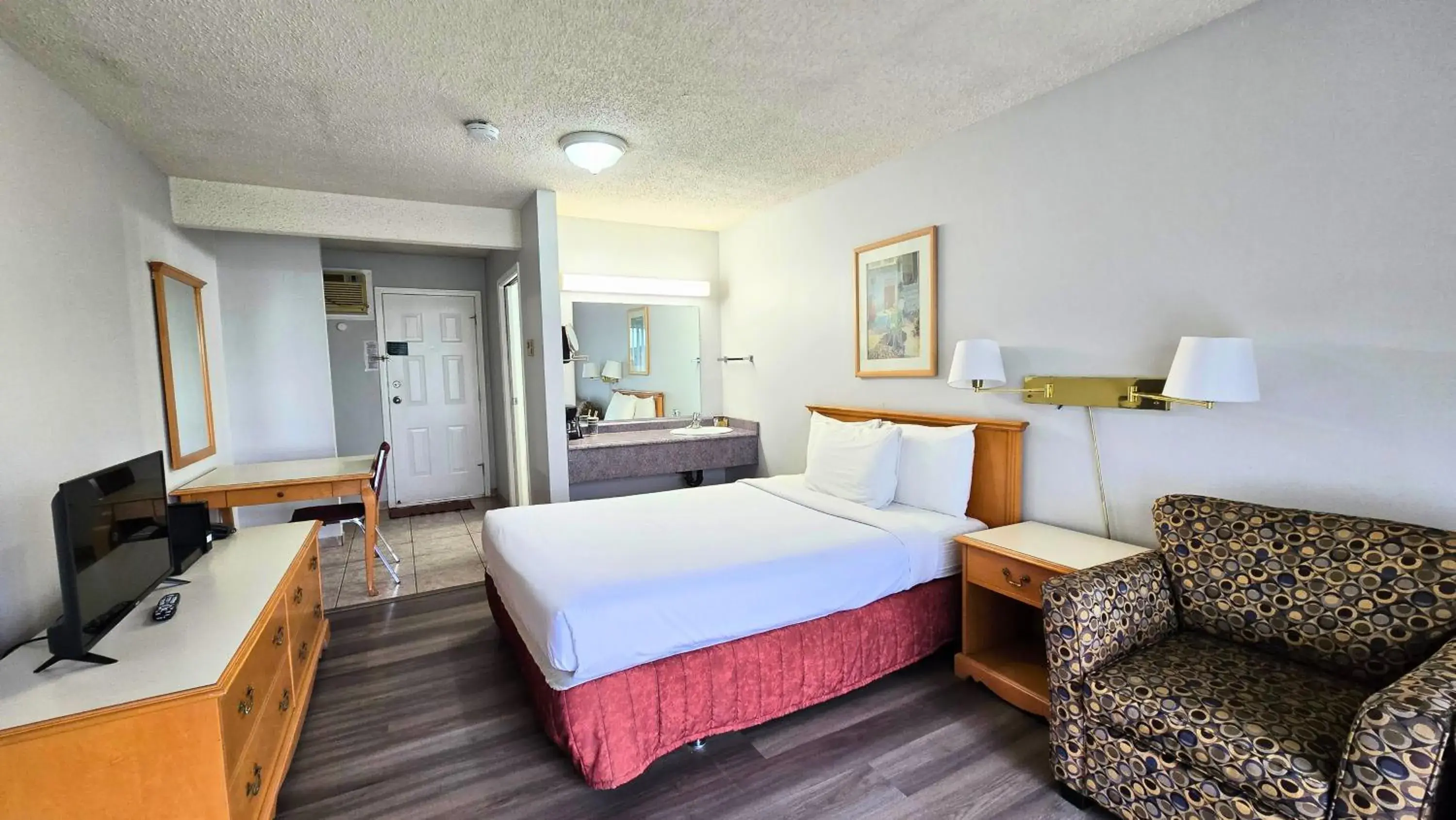 Standard Queen Room - single occupancy in Okanagan Seasons Resort Standard Queen Room - single occupancy in Okanagan Seasons Resort