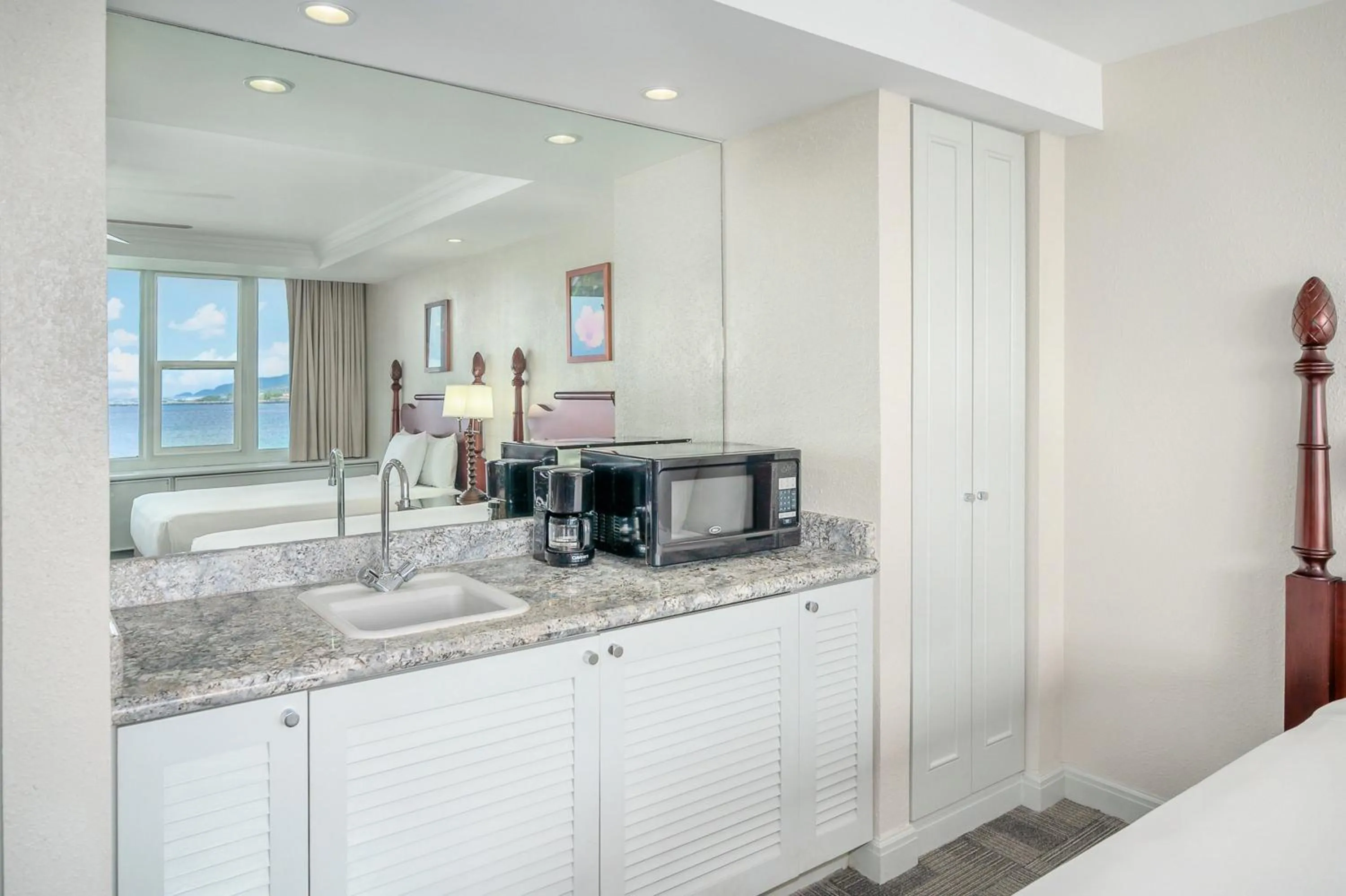 Photo of the whole room in Maui Beach Hotel