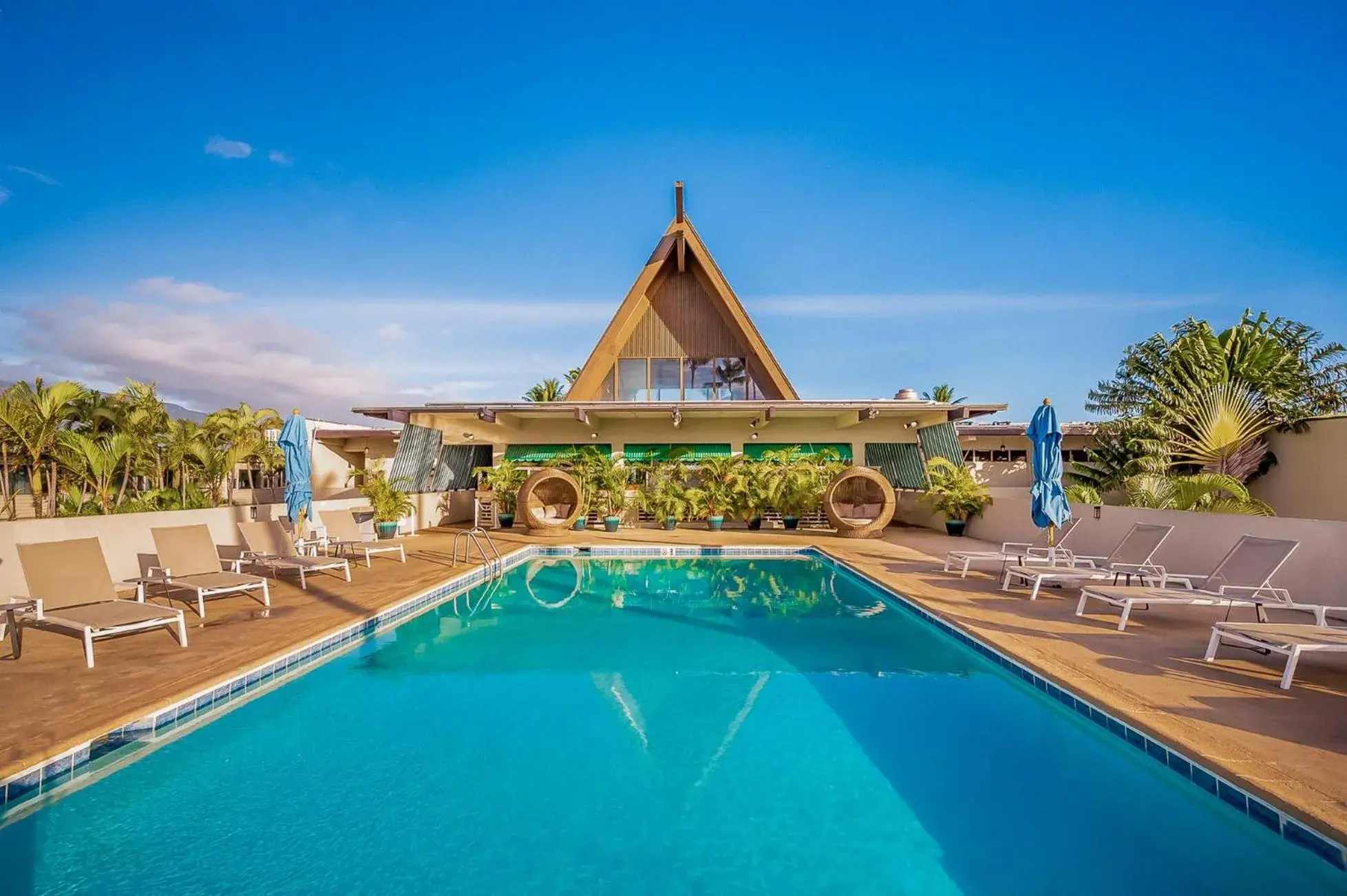 Swimming pool in Maui Beach Hotel Swimming pool in Maui Beach Hotel