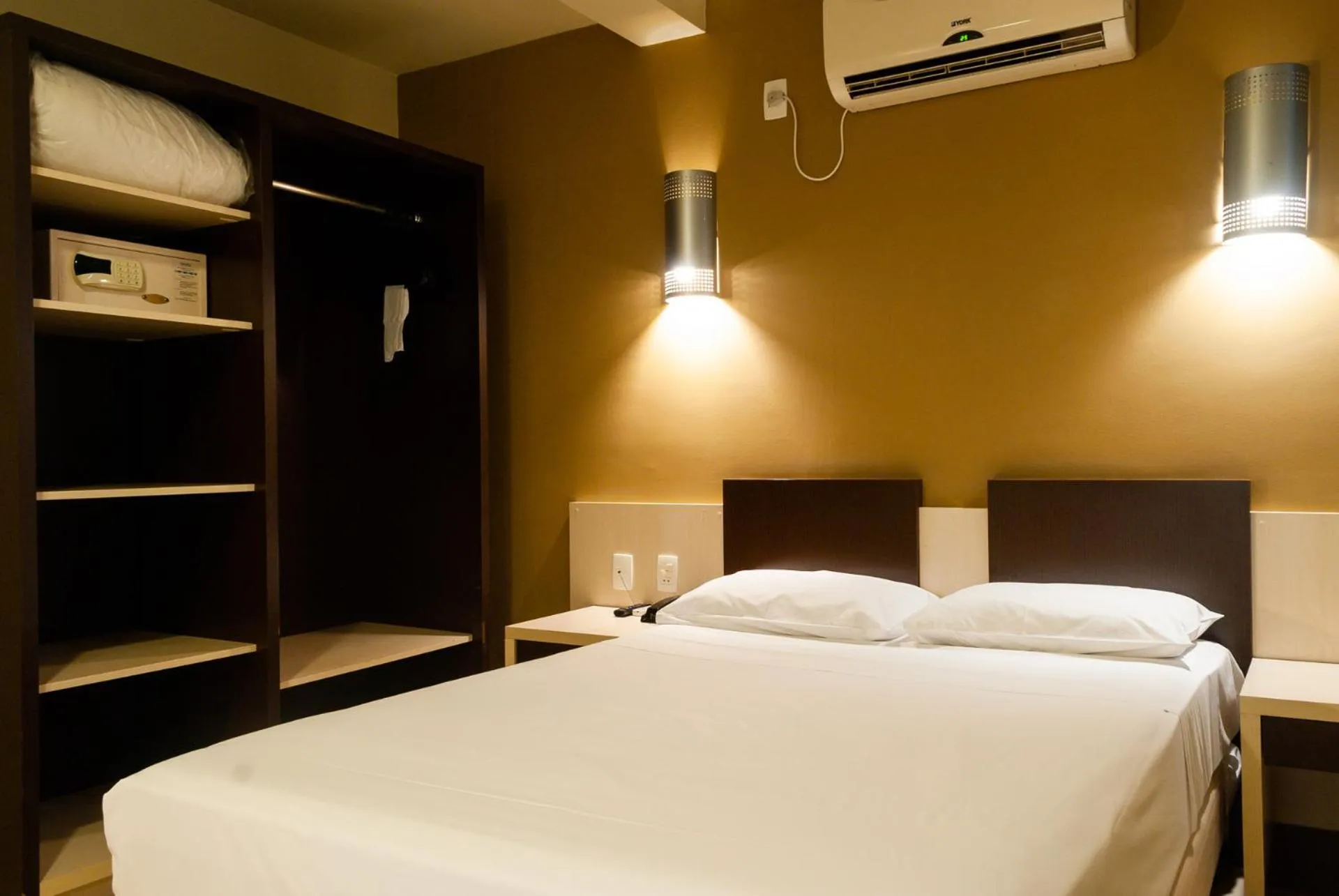 Bedroom, Bed in Master Curitiba Hotel - 1,6 km do Estádio Couto Pereira - Show