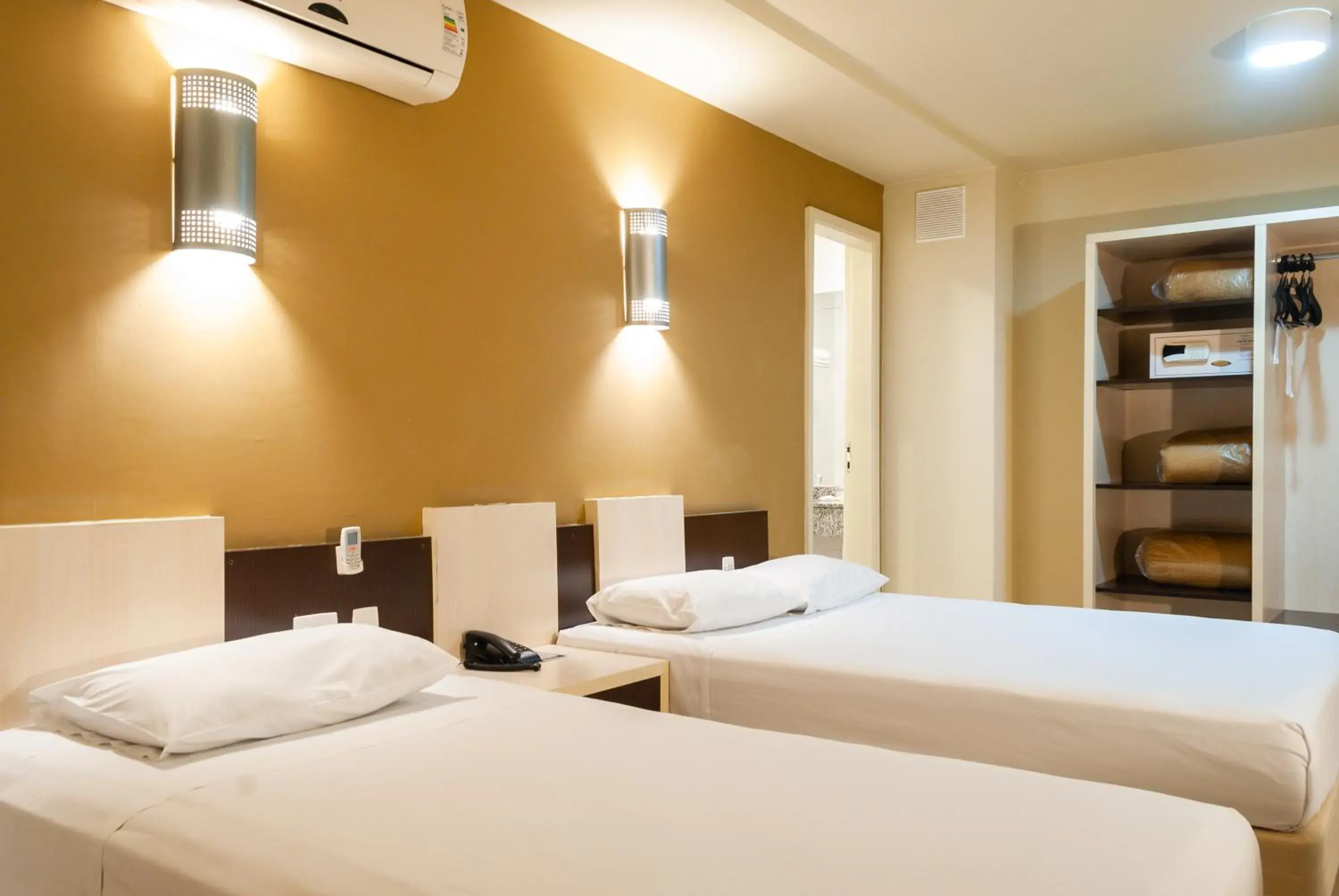 Classic Family Room in Master Curitiba Hotel - 1,6 km do Estádio Couto Pereira - Show Classic Family Room in Master Curitiba Hotel - 1,6 km do Estádio Couto Pereira - Show