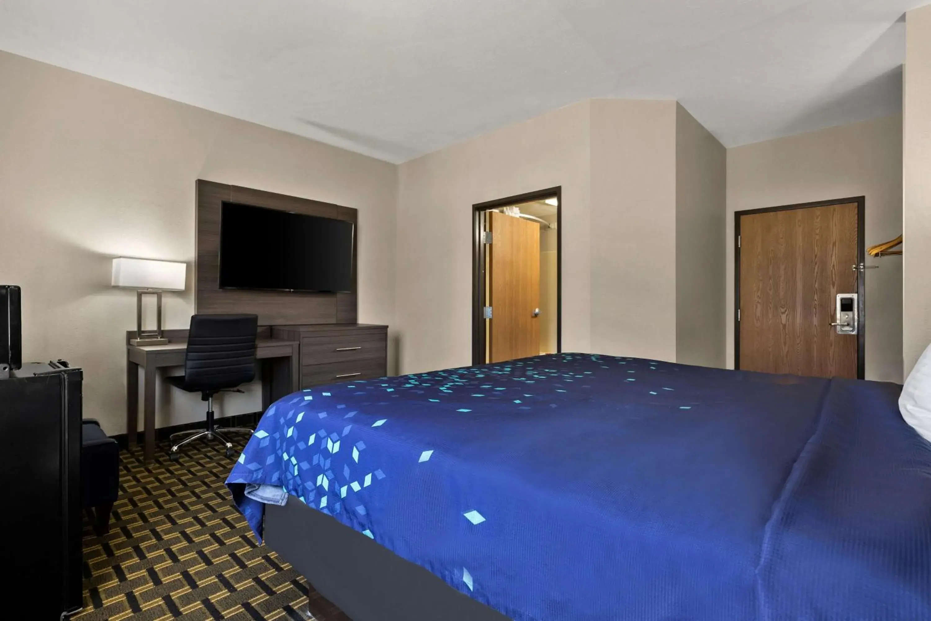Bedroom, Bed in SureStay Plus Hotel by Best Western Tulsa East Bedroom, Bed in SureStay Plus Hotel by Best Western Tulsa East