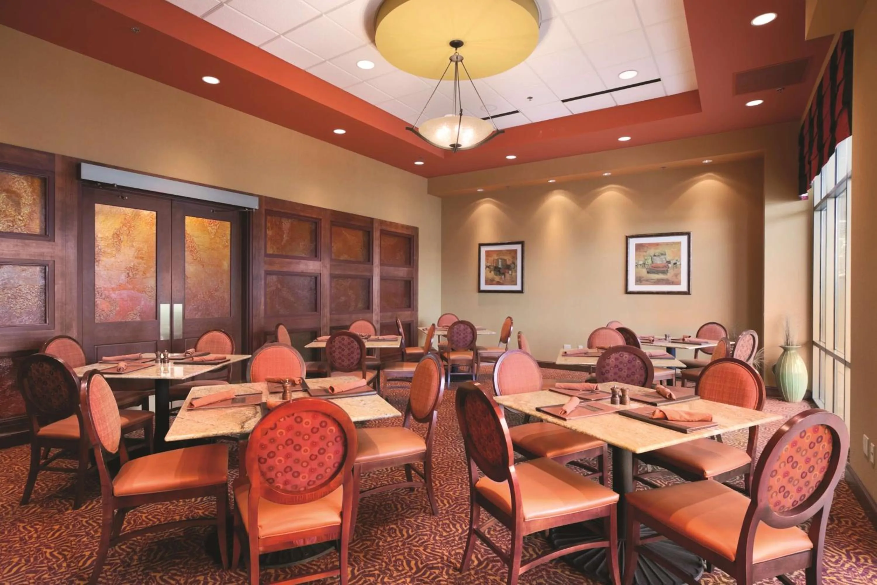 Restaurant/places to eat in Embassy Suites East Peoria Hotel and Riverfront Conference Center