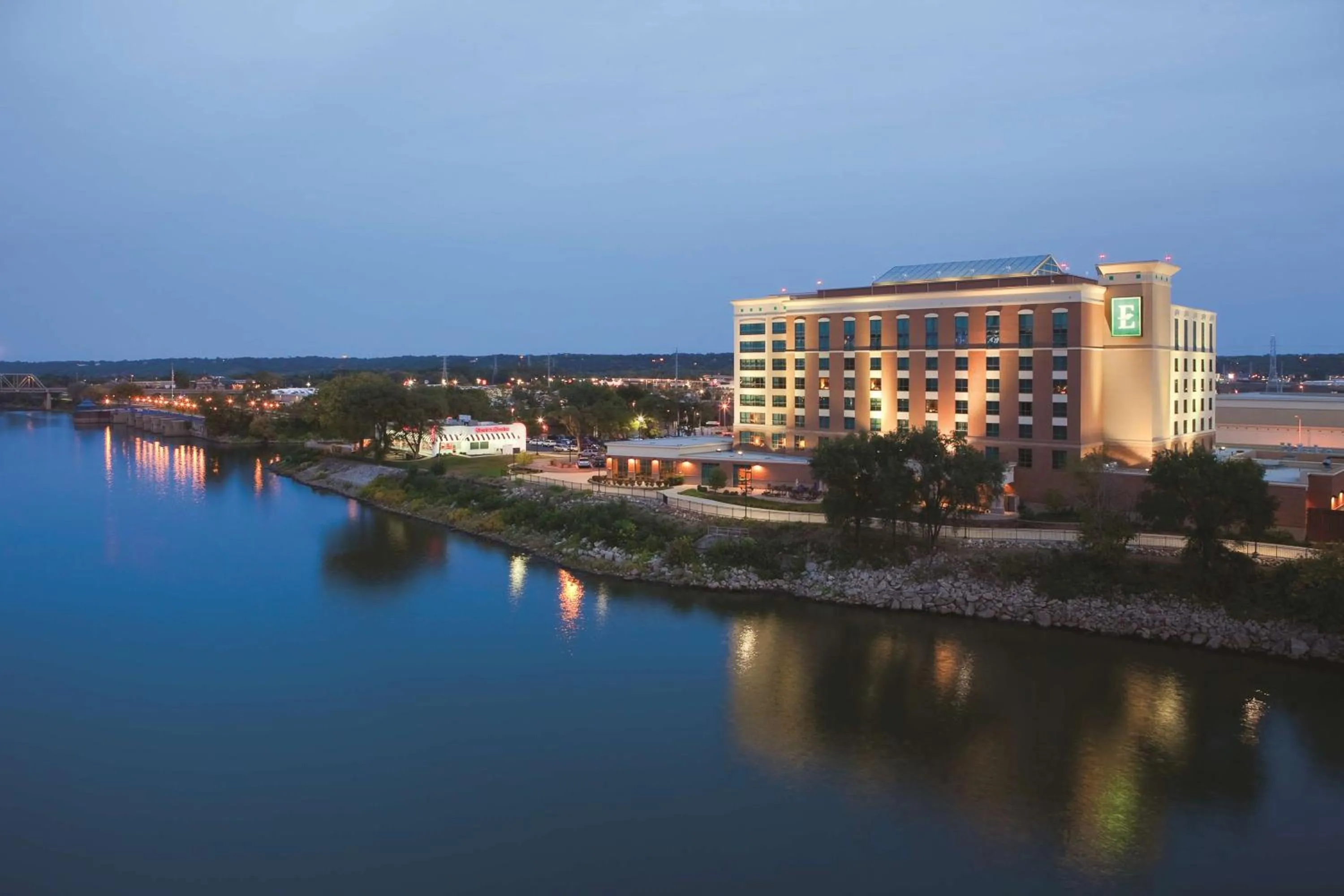 Property building in Embassy Suites East Peoria Hotel and Riverfront Conference Center
