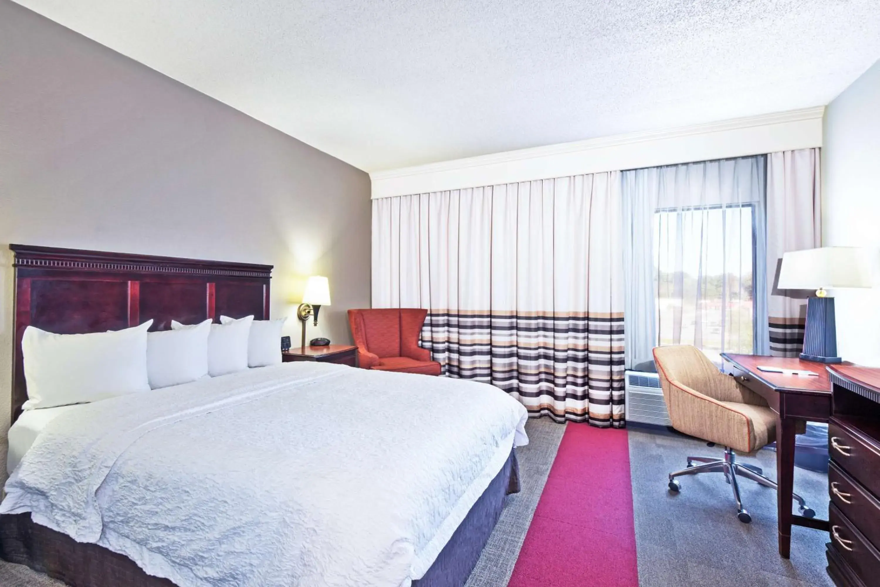 Bed in Hampton Inn Huntington/Barboursville Bed in Hampton Inn Huntington/Barboursville