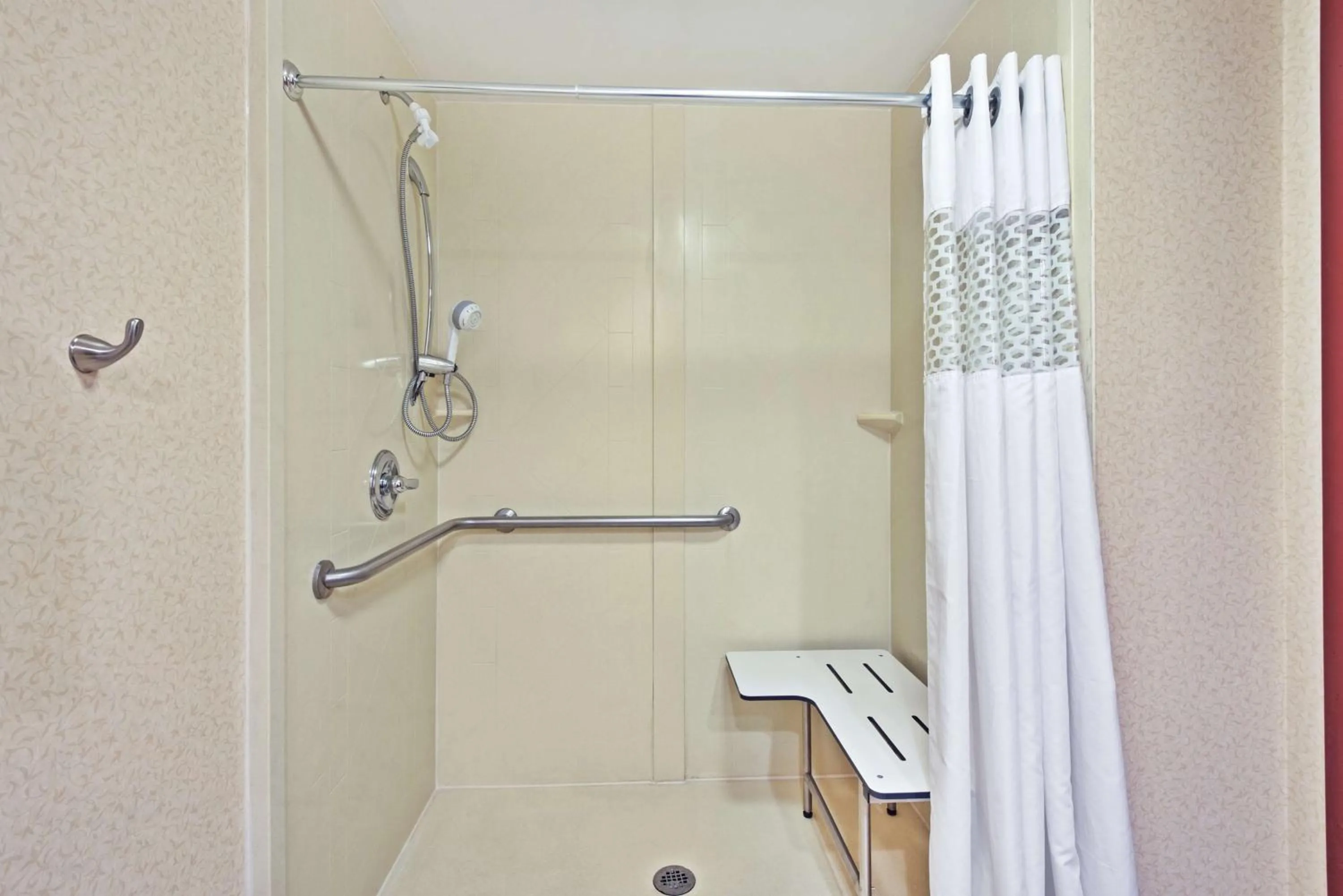 Bathroom in Hampton Inn Huntington/Barboursville