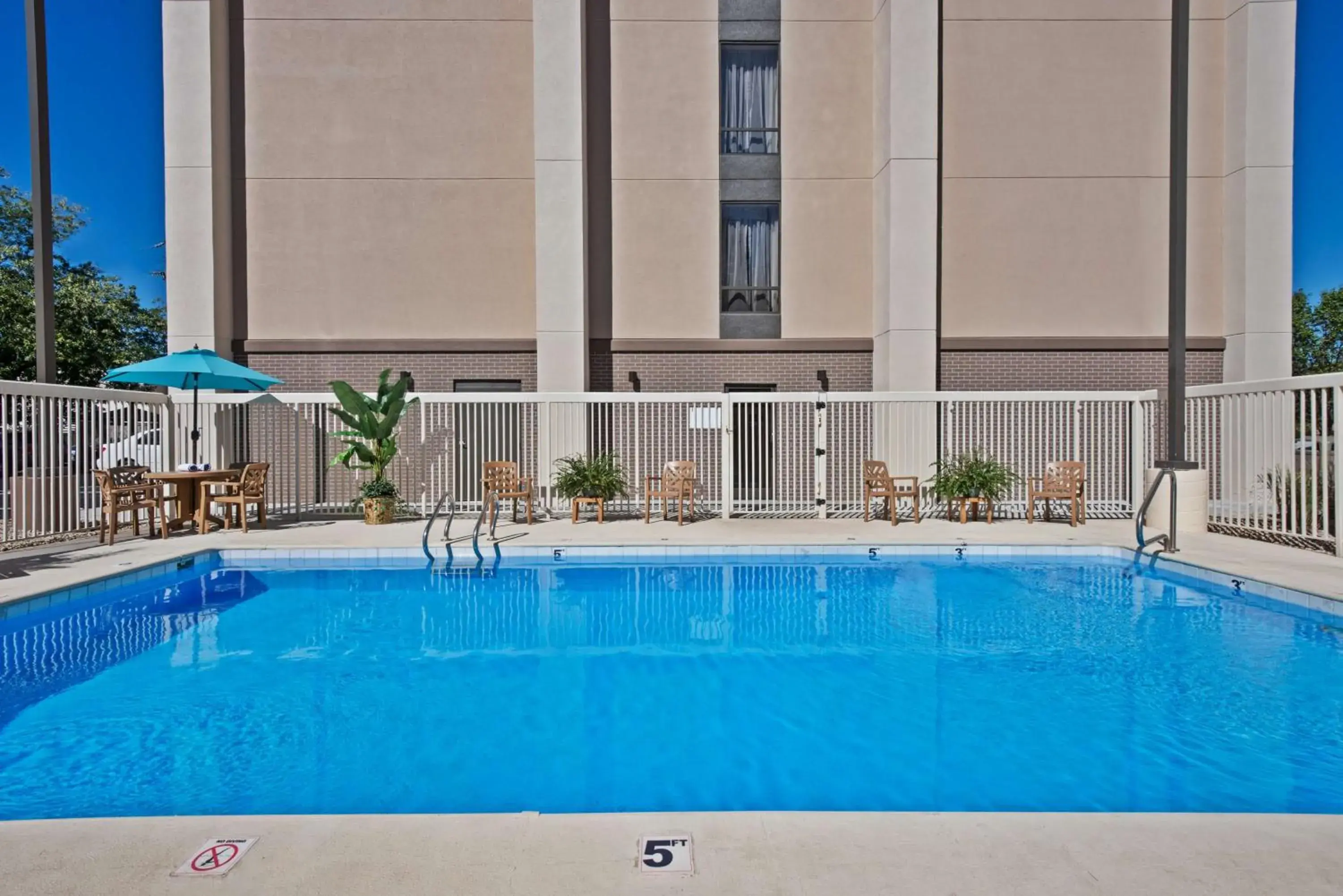 Pool view in Hampton Inn Huntington/Barboursville Pool view in Hampton Inn Huntington/Barboursville