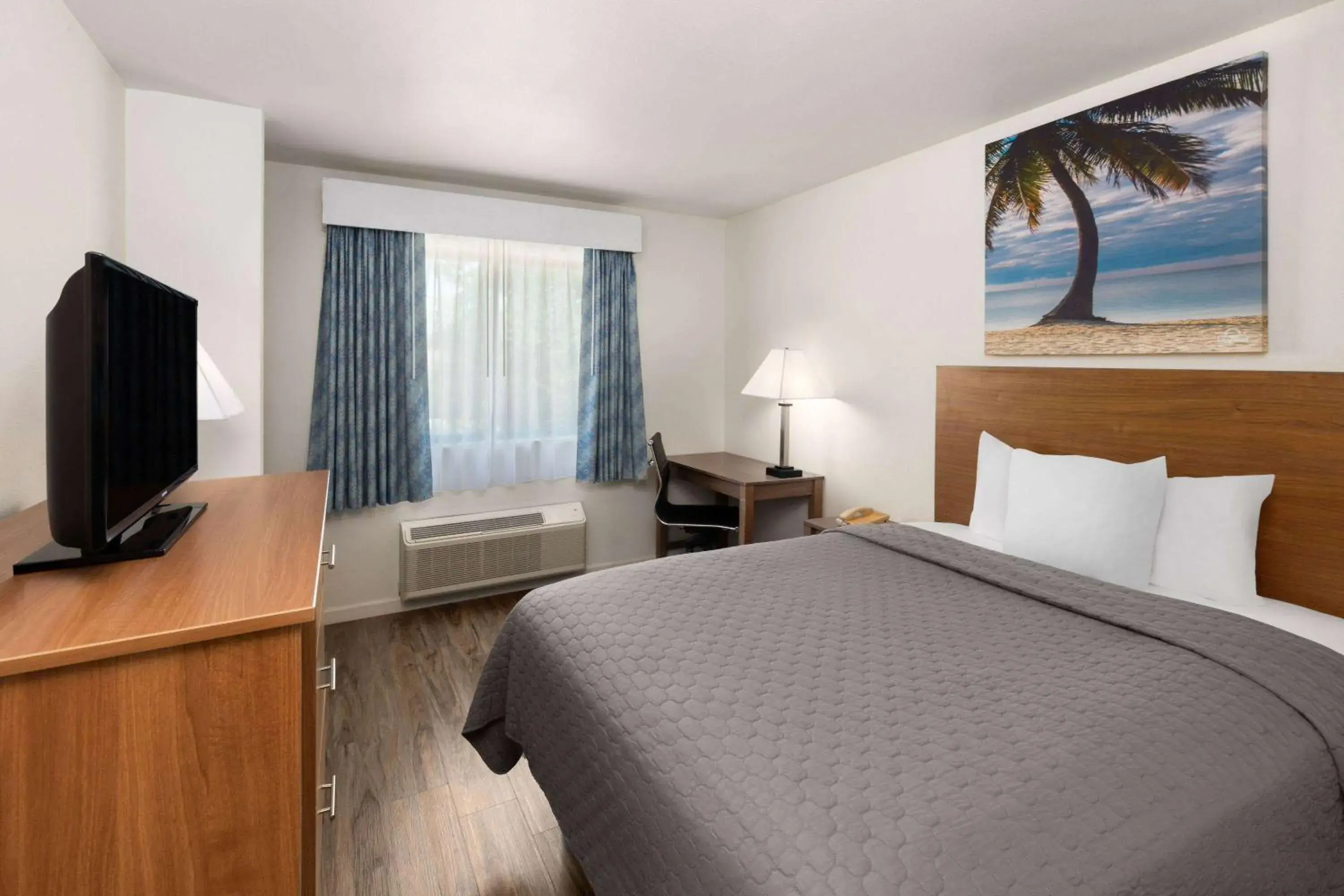 Queen Room - Non-Smoking in Days Inn by Wyndham Biloxi Beach Queen Room - Non-Smoking in Days Inn by Wyndham Biloxi Beach