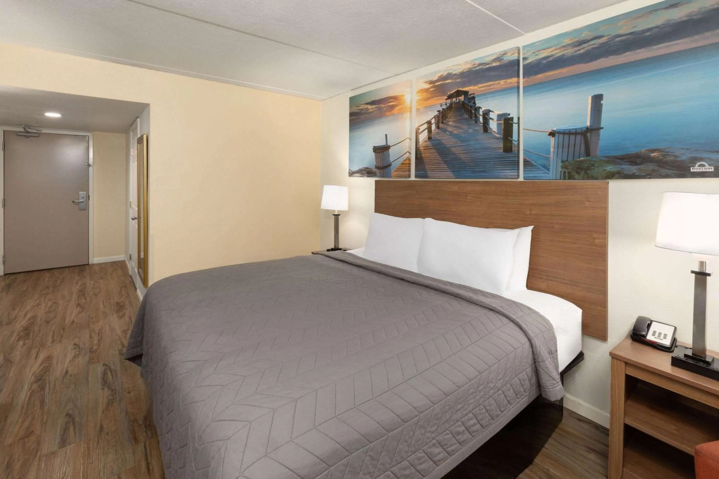 Photo of the whole room, Bed in Days Inn by Wyndham Biloxi Beach