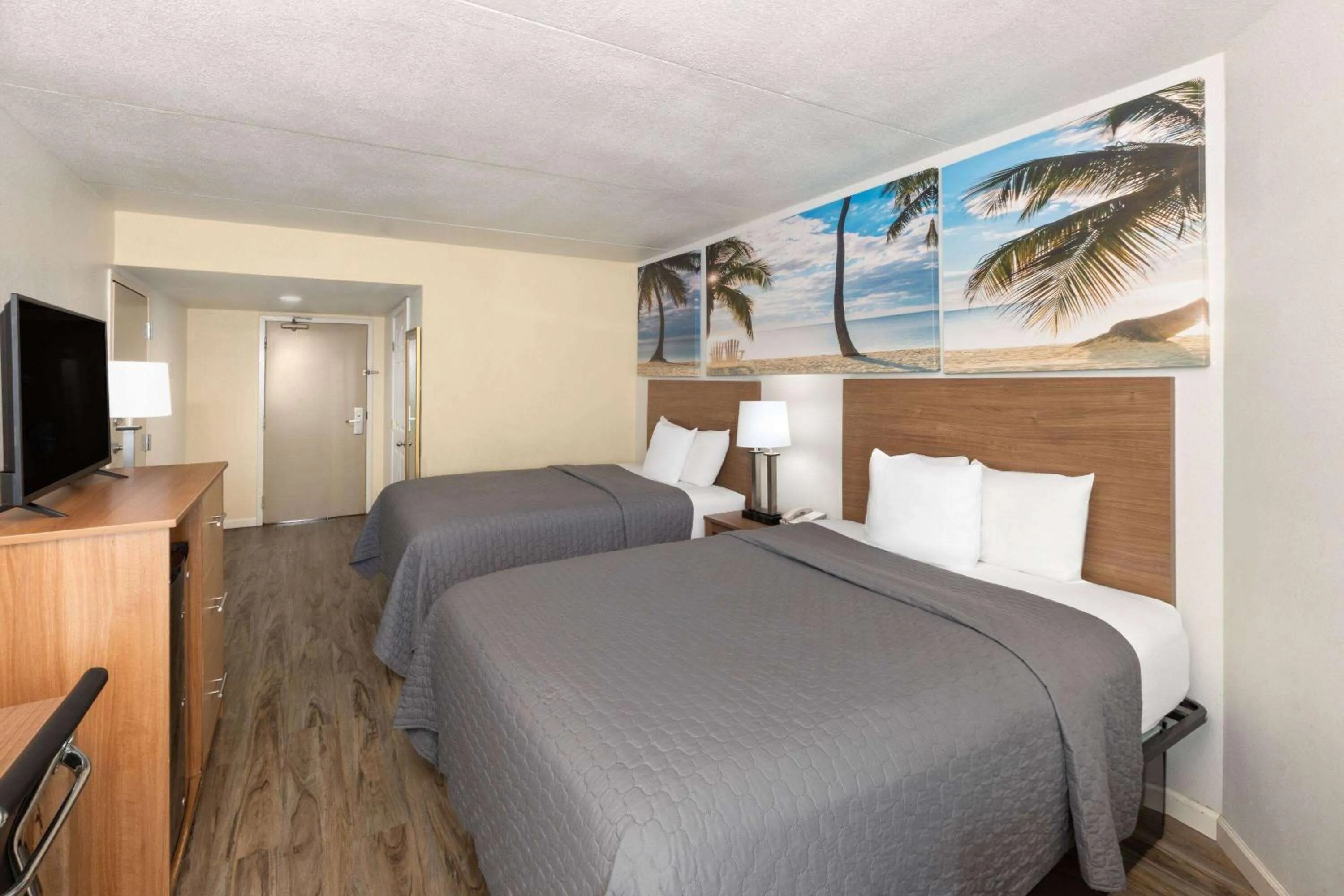 Photo of the whole room, Bed in Days Inn by Wyndham Biloxi Beach
