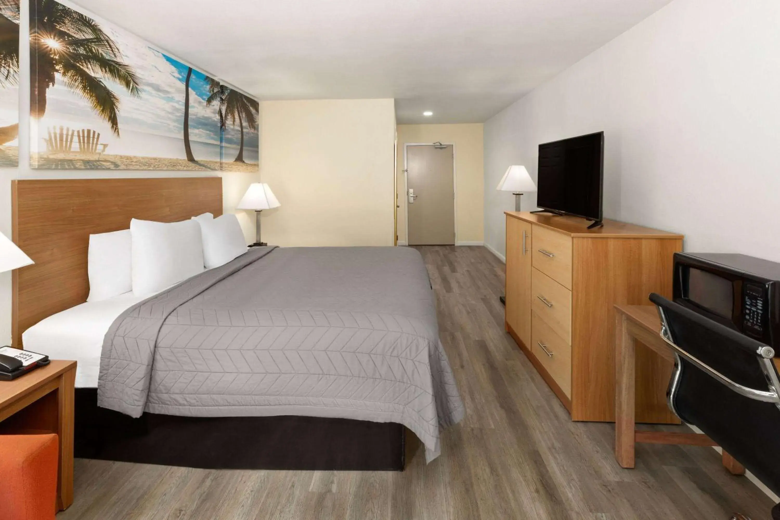 Photo of the whole room, Bed in Days Inn by Wyndham Biloxi Beach Photo of the whole room, Bed in Days Inn by Wyndham Biloxi Beach