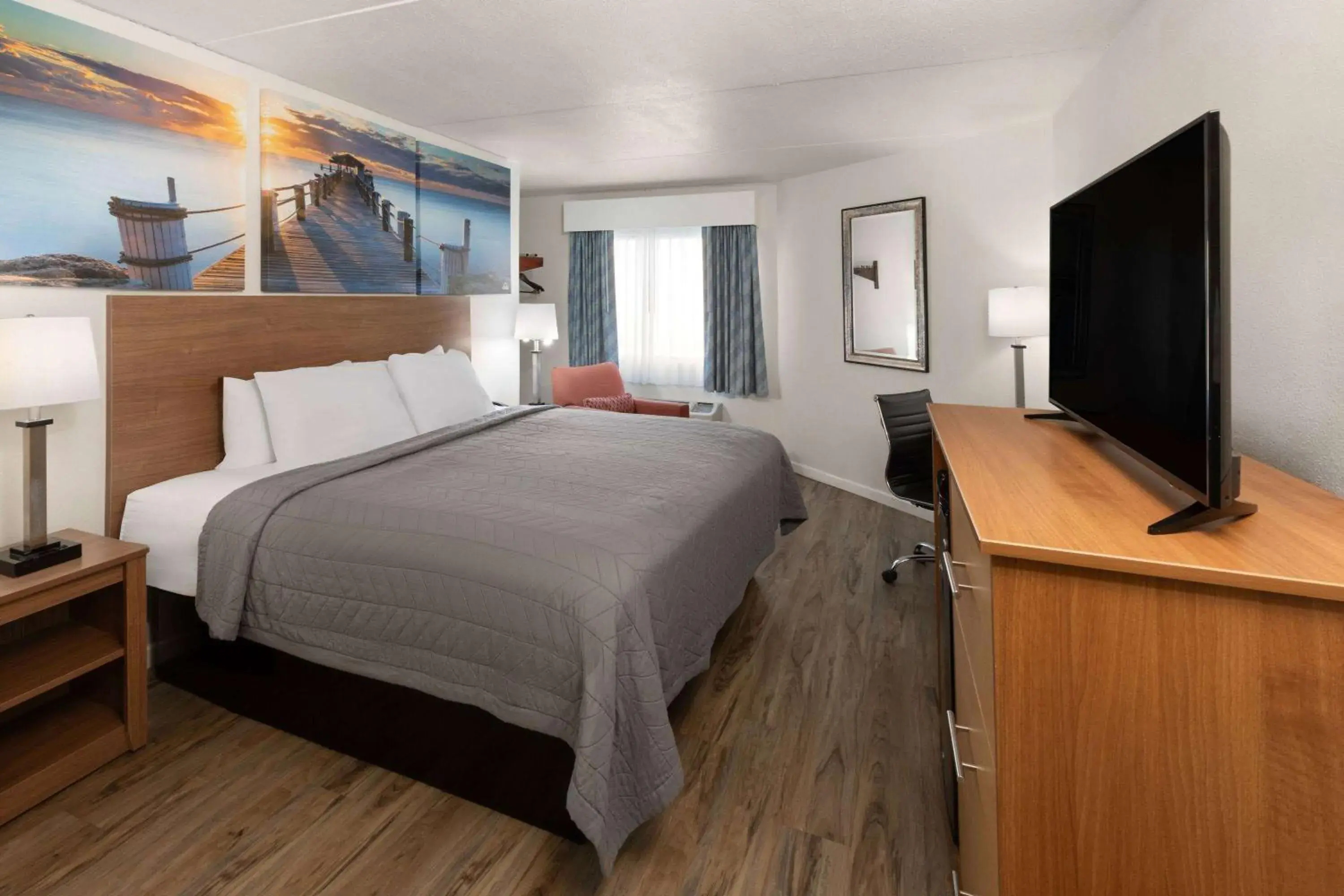 King Room - Disability Access/Non-Smoking in Days Inn by Wyndham Biloxi Beach King Room - Disability Access/Non-Smoking in Days Inn by Wyndham Biloxi Beach