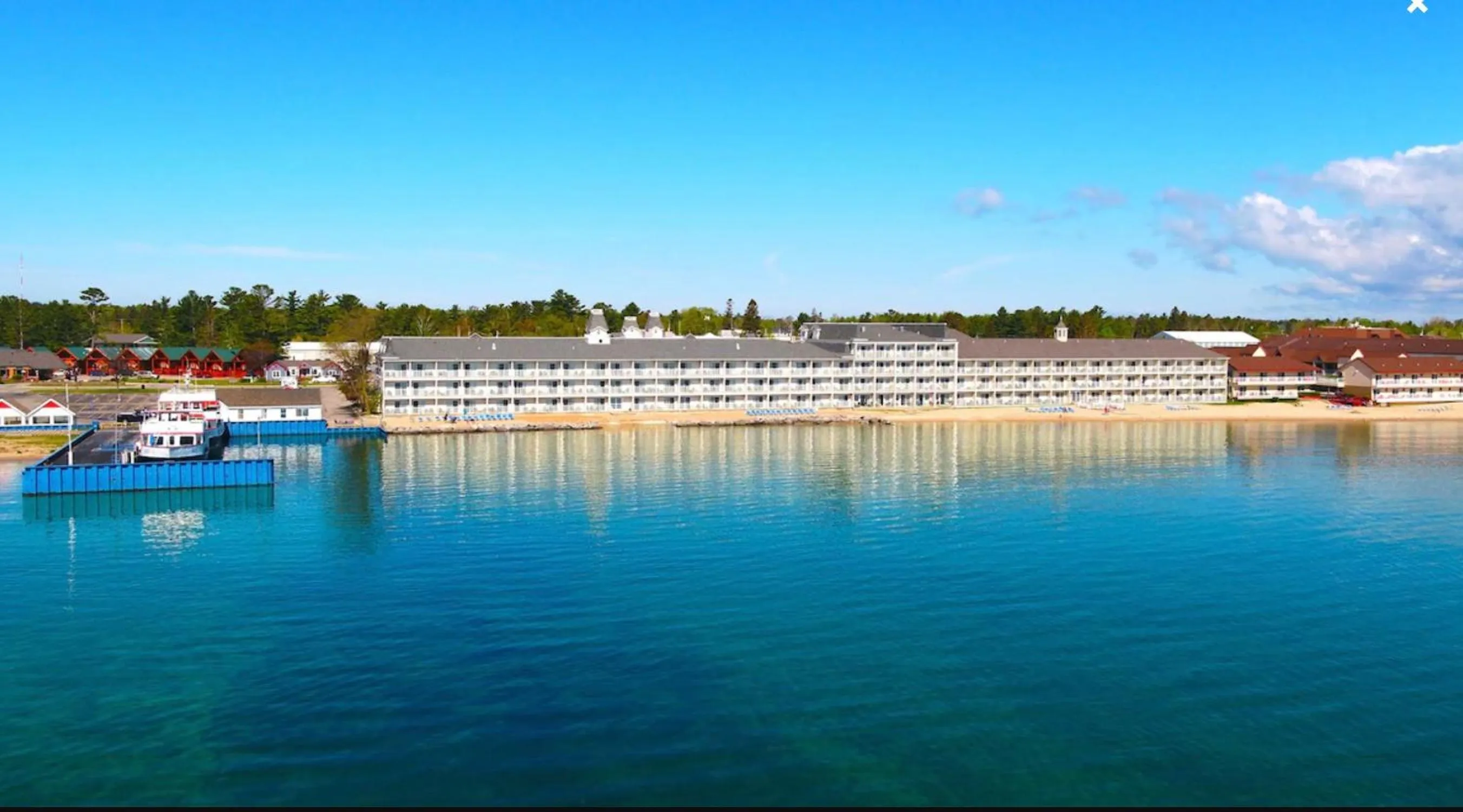 Property building in Hamilton Inn Select Beachfront Mackinaw City
