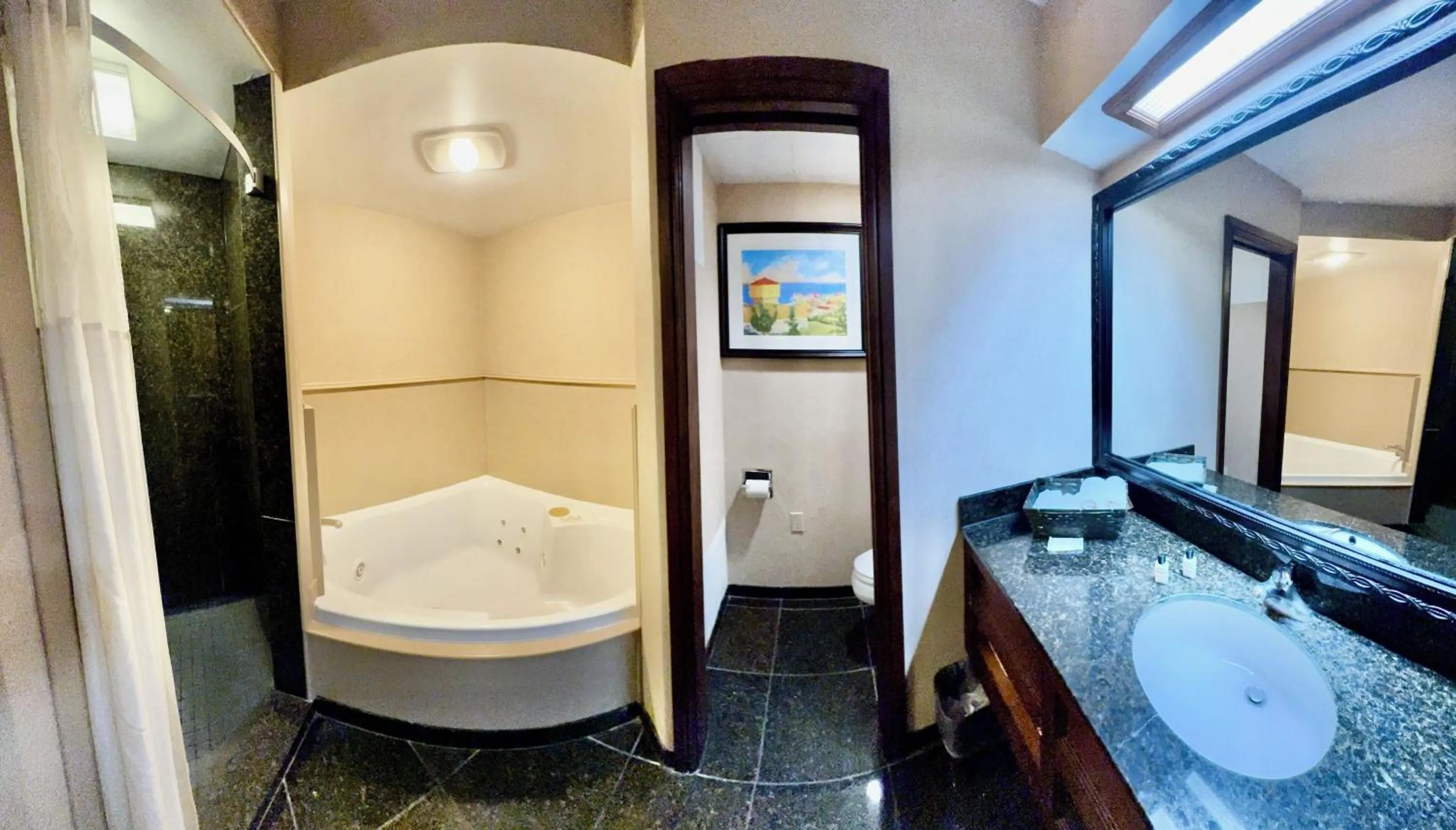 Hot Tub in Hamilton Inn Select Beachfront Mackinaw City