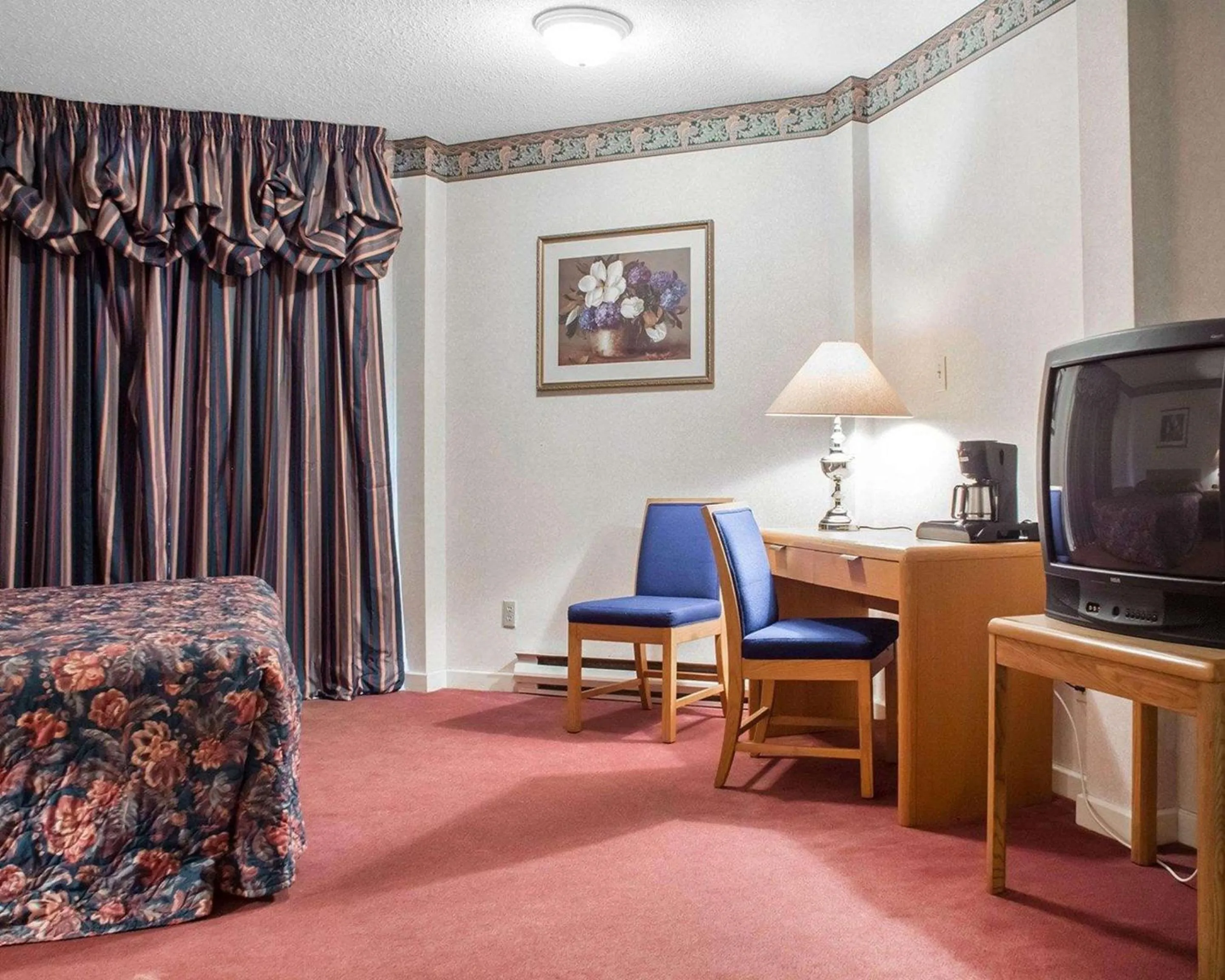 Photo of the whole room in Econo Lodge By the Falls