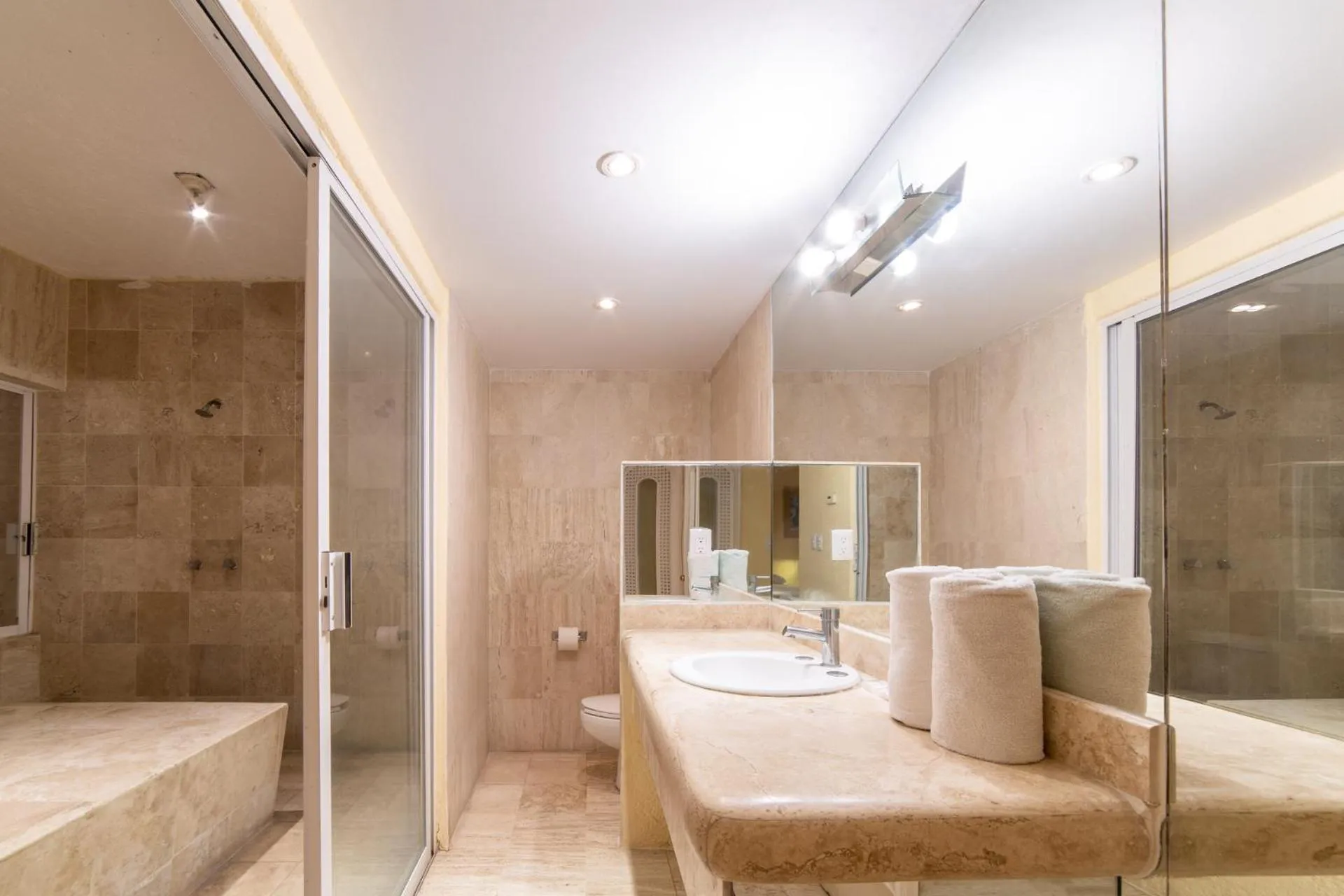 Bathroom in Hotel Villamar Princesa Suites