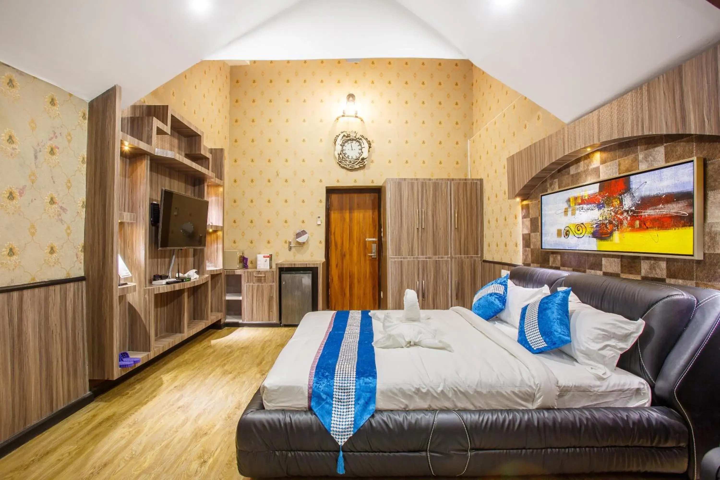 Shower, Bed in Royal Empire Boutique Hotel Shower, Bed in Royal Empire Boutique Hotel