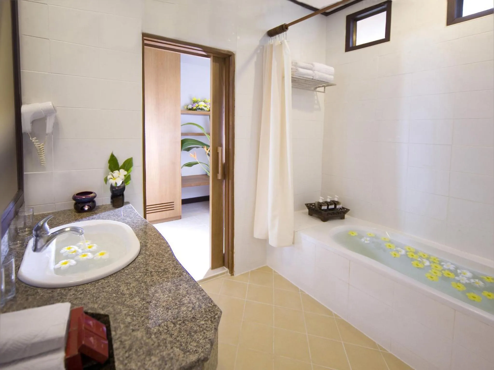 Bathroom, Bed in Thai House Beach Resort