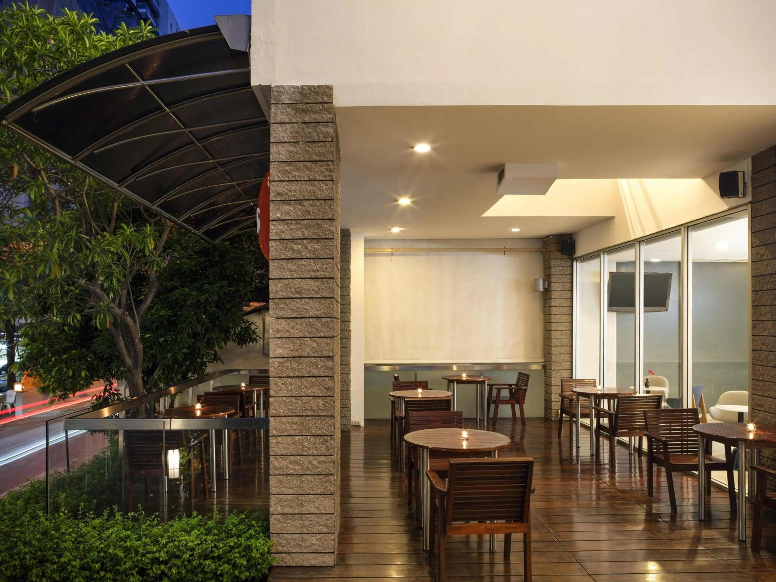 Lounge or bar in ibis Bangkok Sathorn