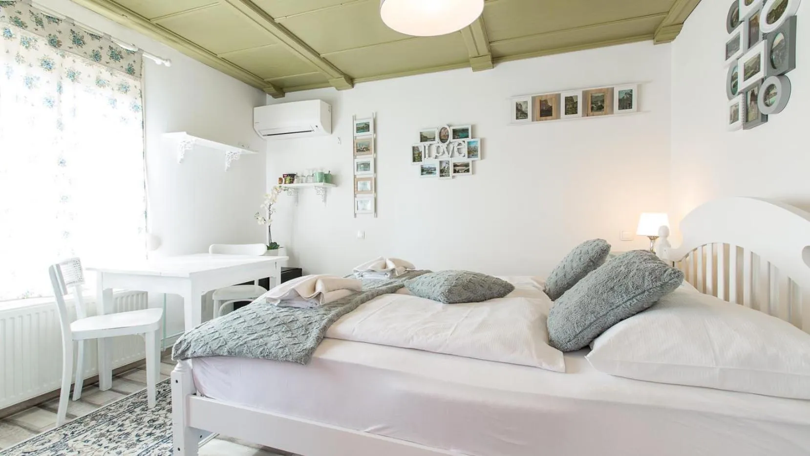 Photo of the whole room, Bed in Central Bled House