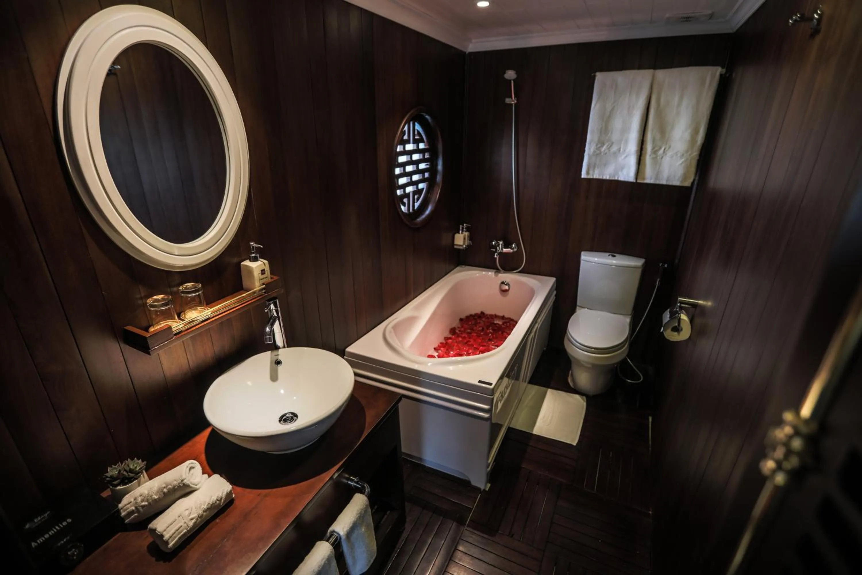 Toilet in Bhaya Halong Cruises