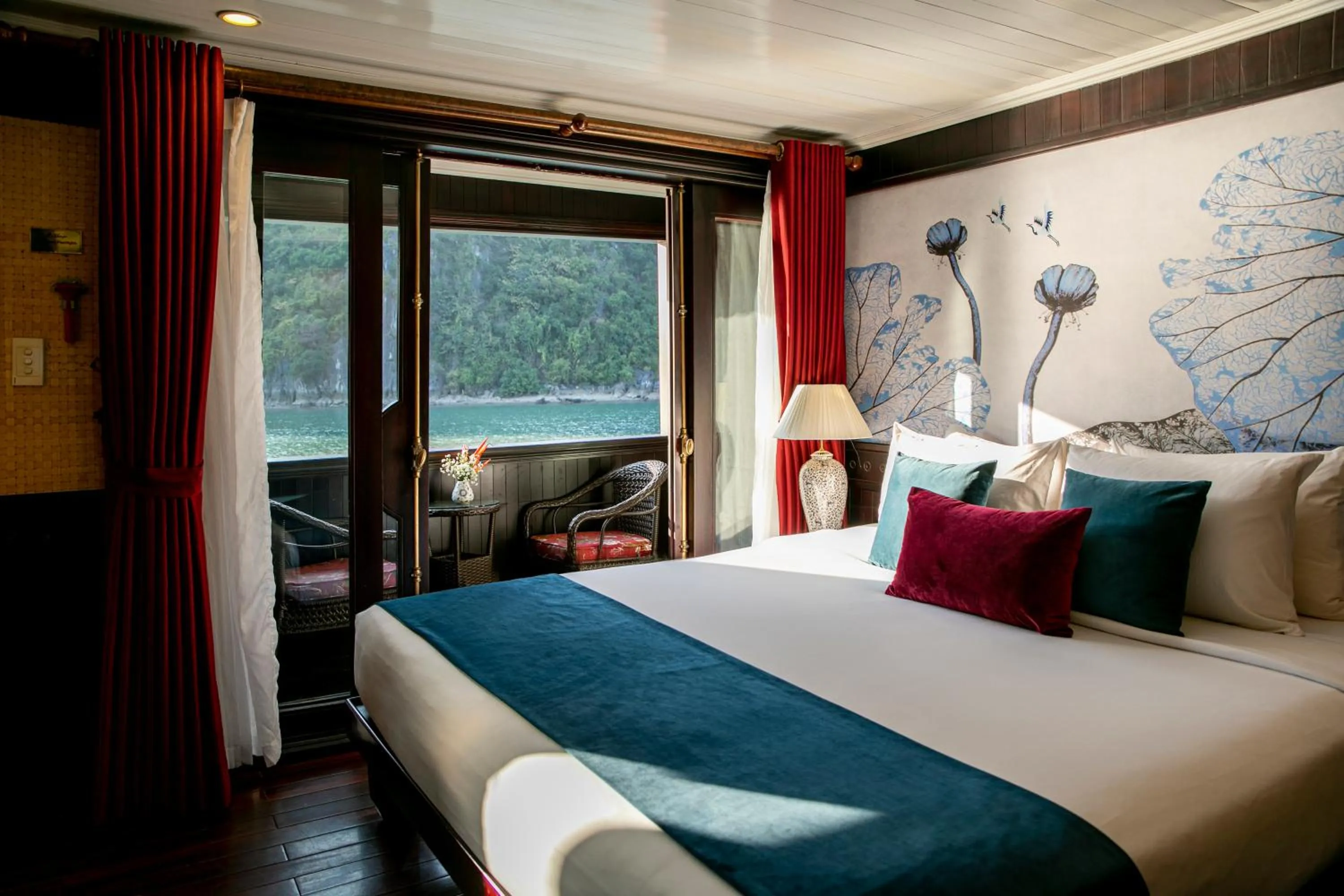 View (from property/room), Bed in Bhaya Halong Cruises