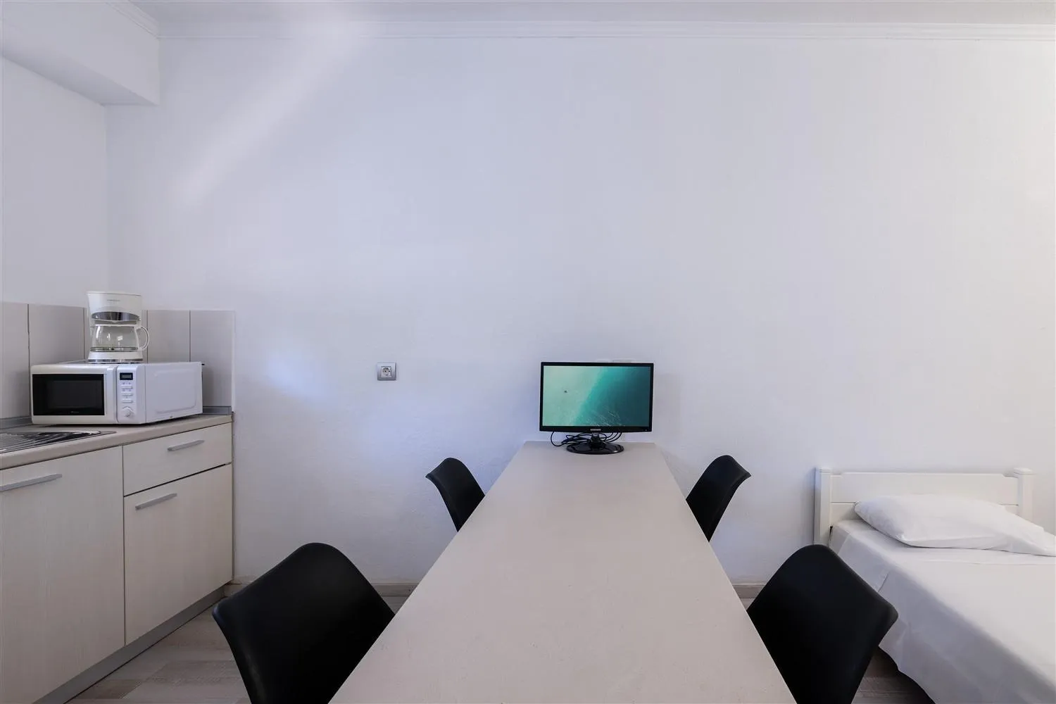 Dining area, Bed in Terinikos Sunny Garden Hotel & Junior Suites