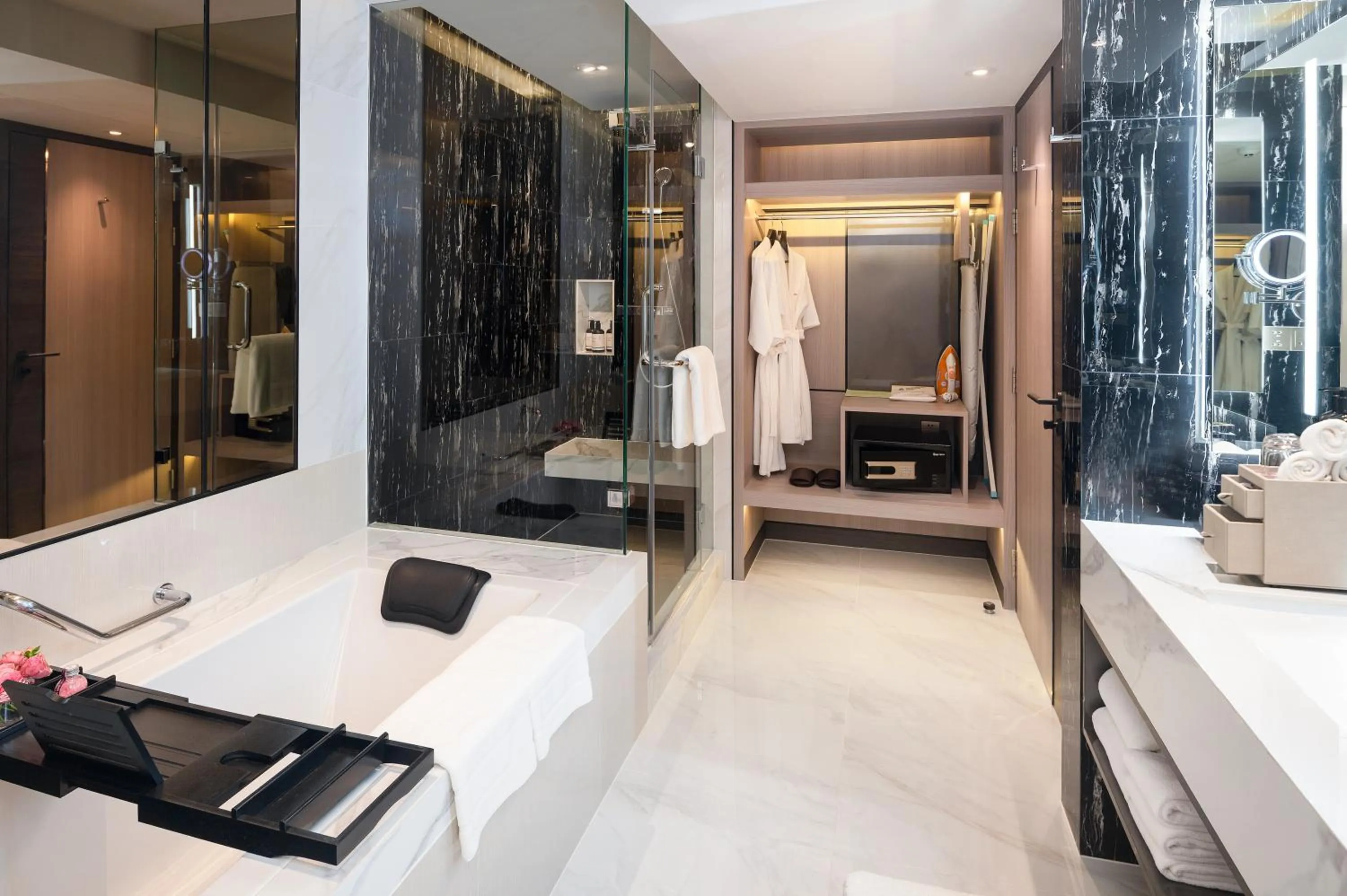 Bathroom, Bed in Pathumwan Princess Hotel