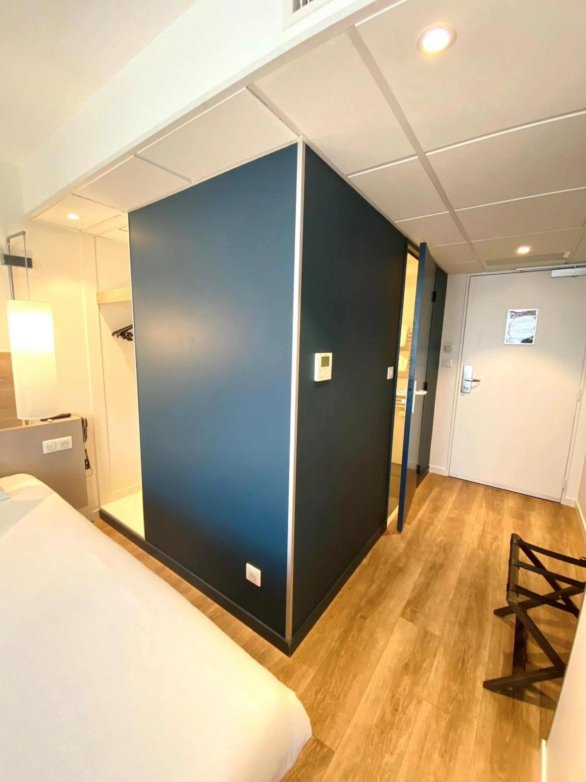 Bathroom, Bed in Hôtel Originals City, Armony Dijon - Chenôve