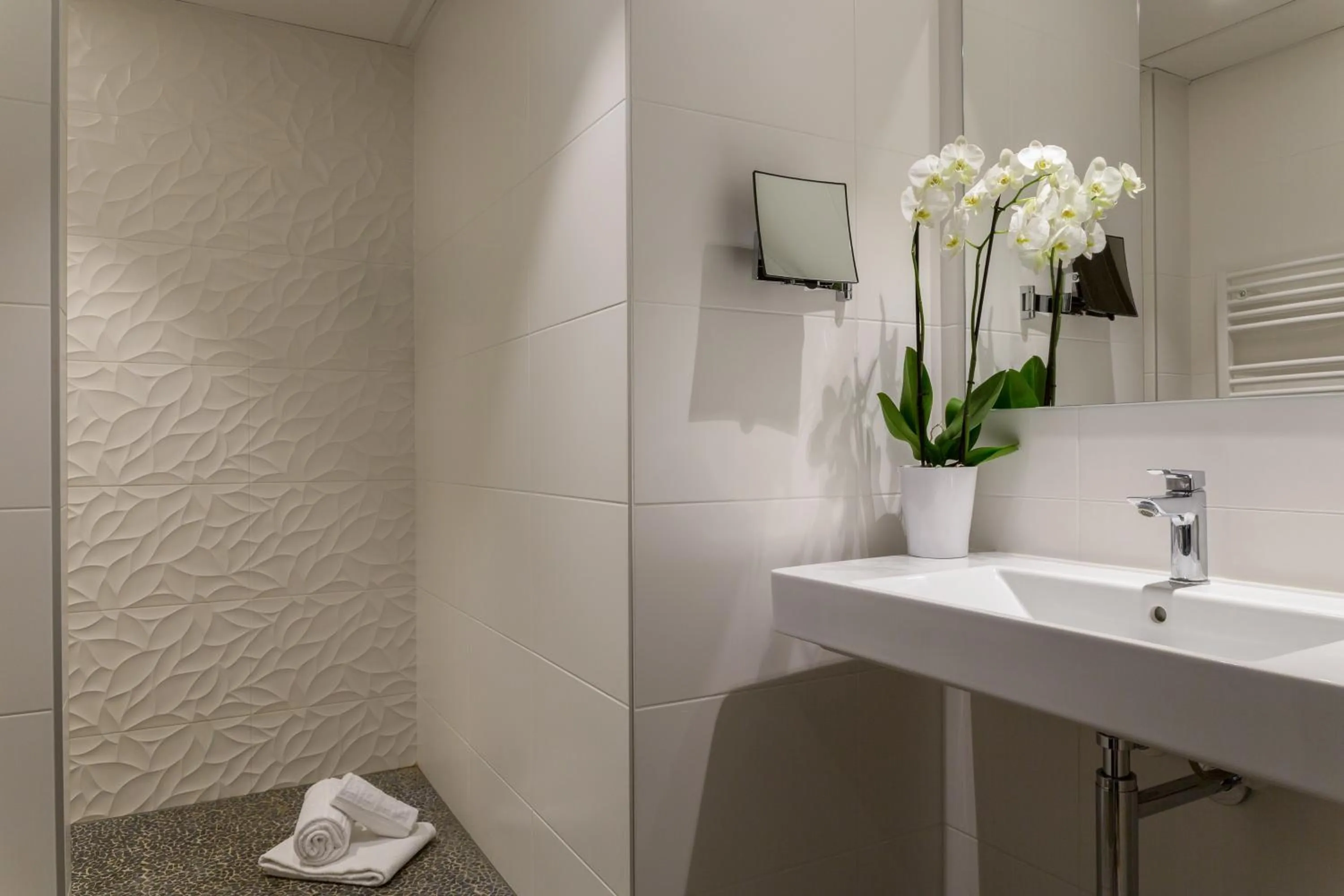 Bathroom in Hôtel Originals City, Armony Dijon - Chenôve