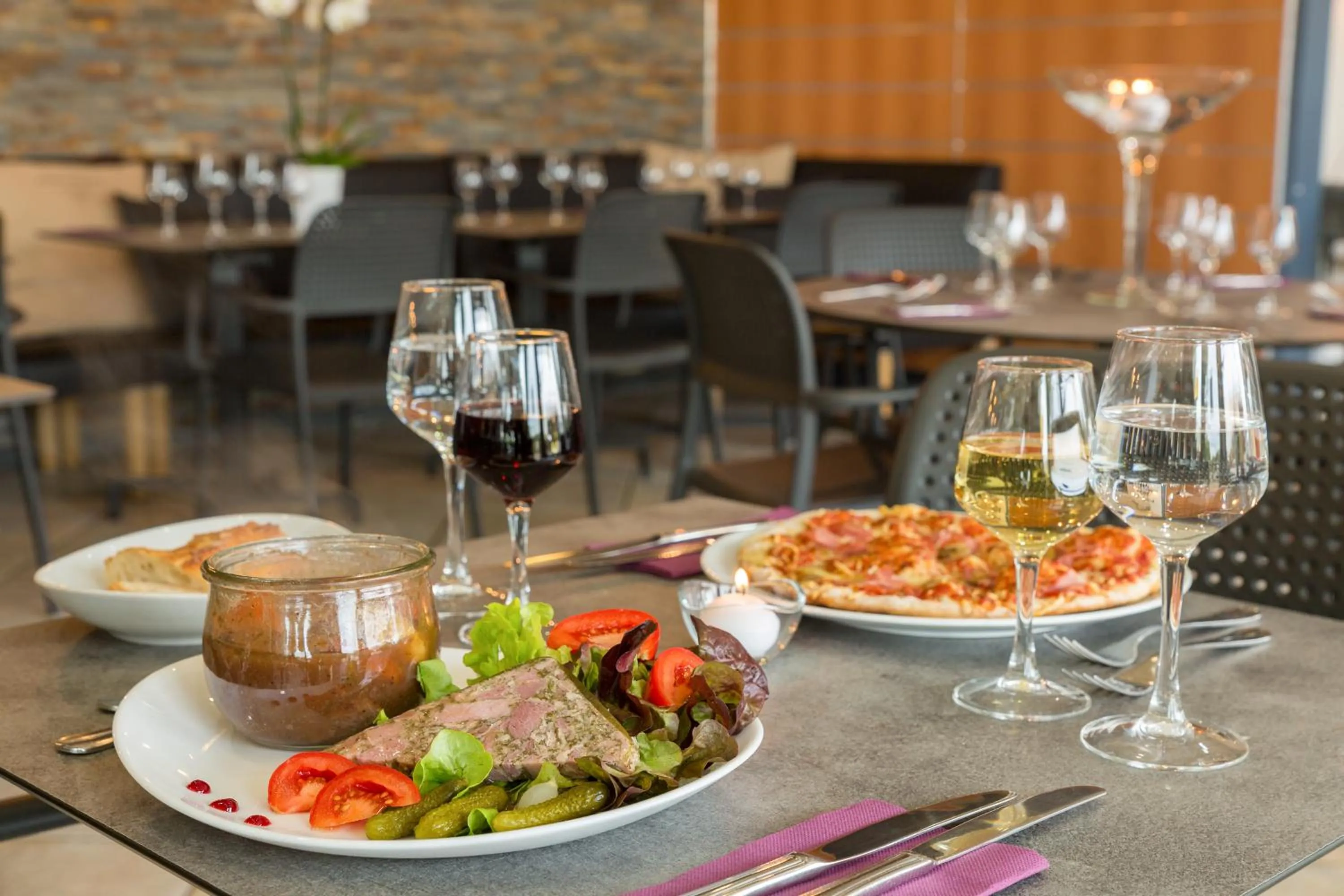 Restaurant/places to eat in Hôtel Originals City, Armony Dijon - Chenôve