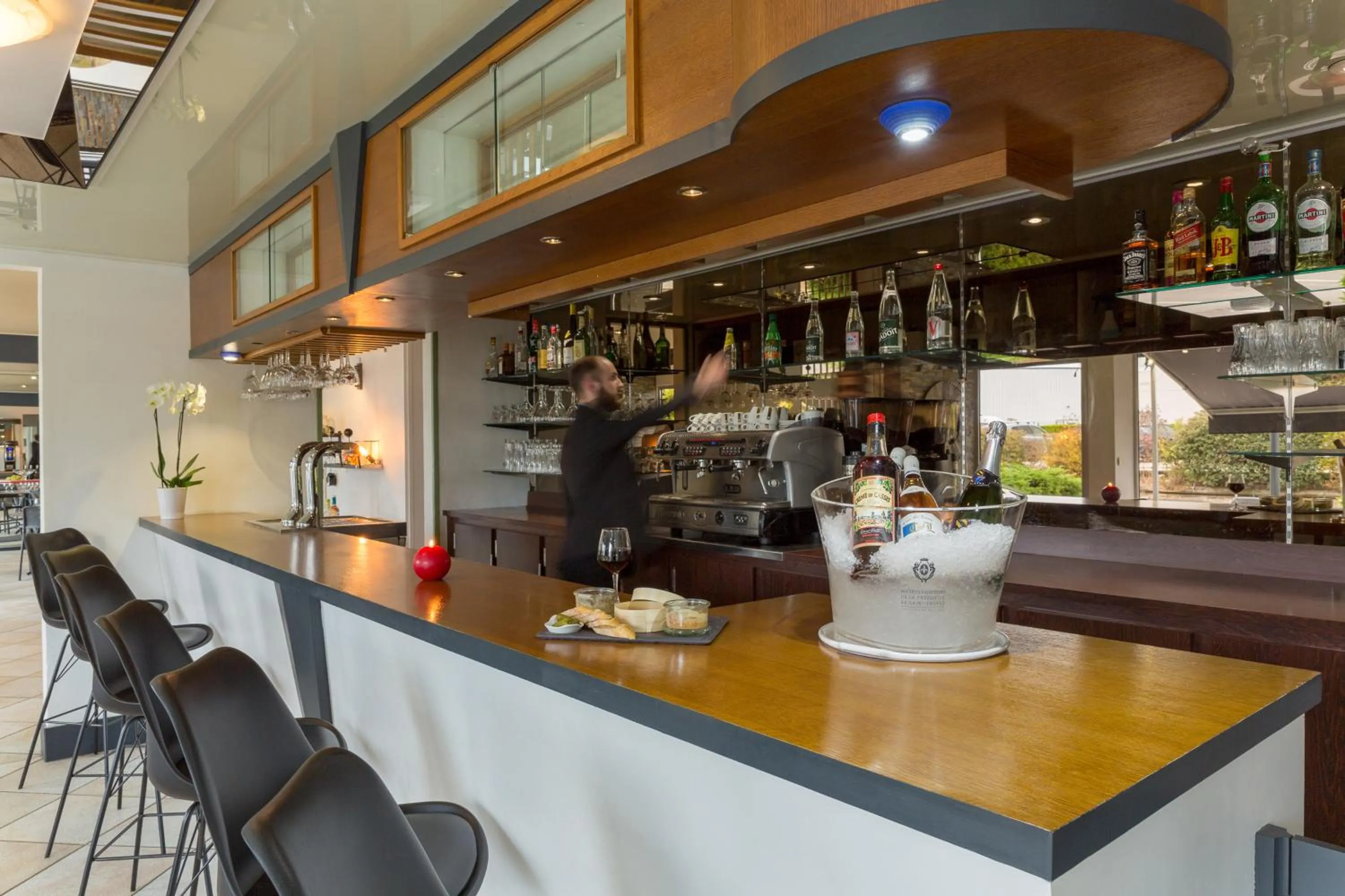 Lounge or bar in Hôtel Originals City, Armony Dijon - Chenôve