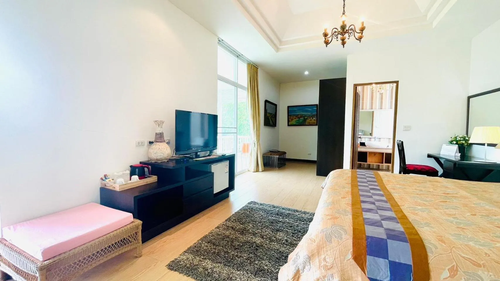 Communal lounge/ TV room, Bed in Baan Ing Khao