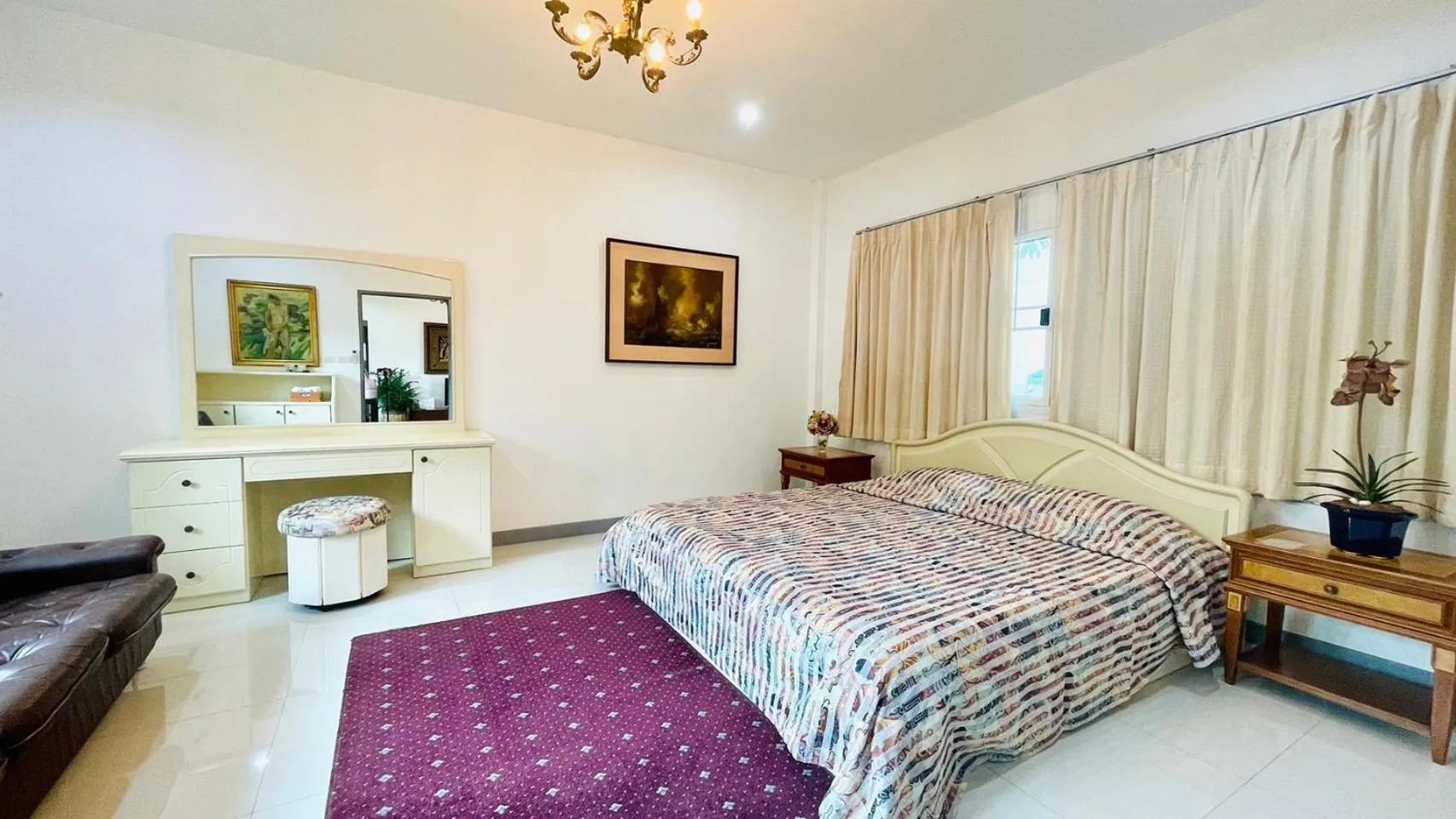 Photo of the whole room, Bed in Baan Ing Khao