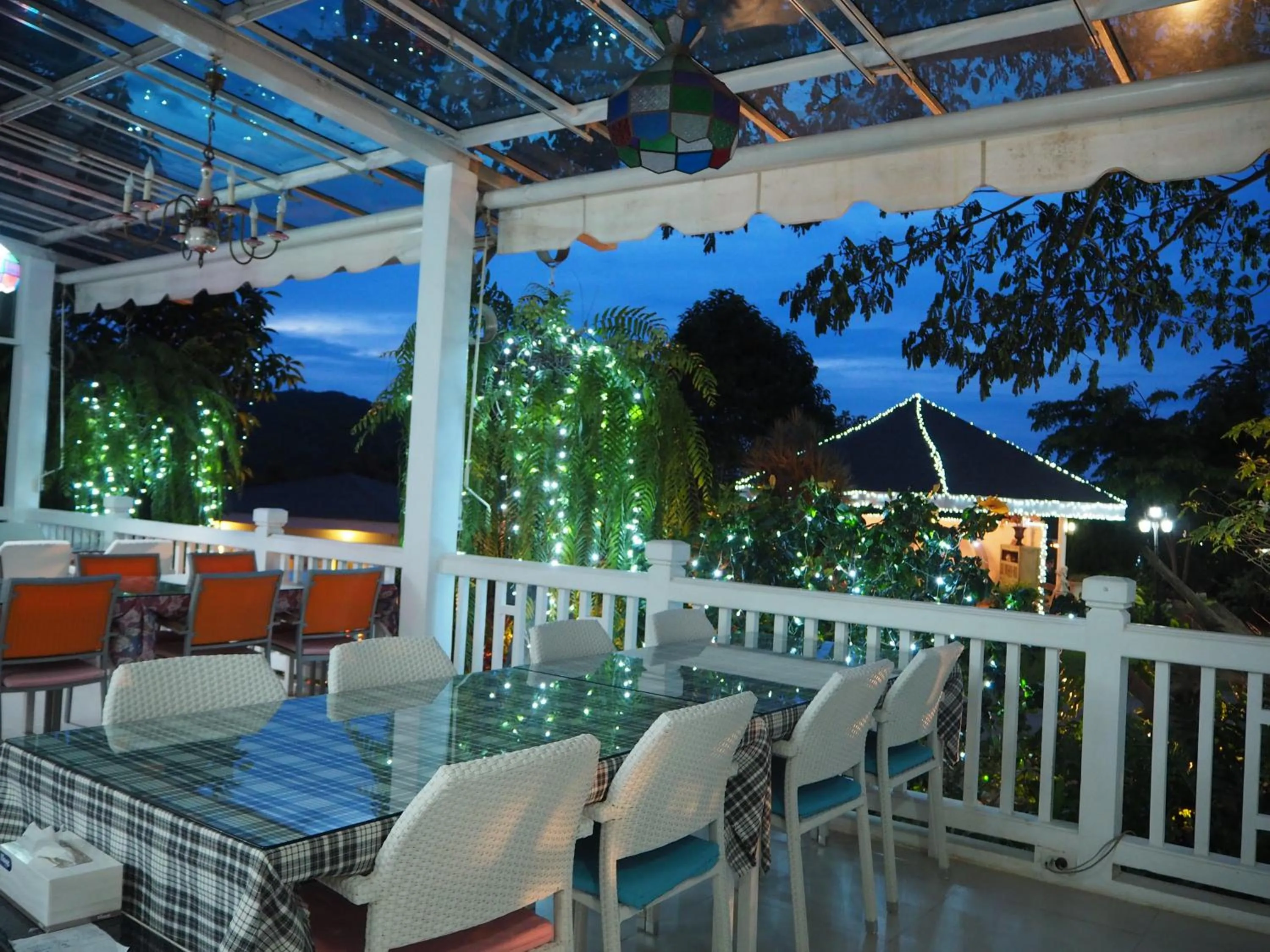 Restaurant/places to eat in Baan Ing Khao