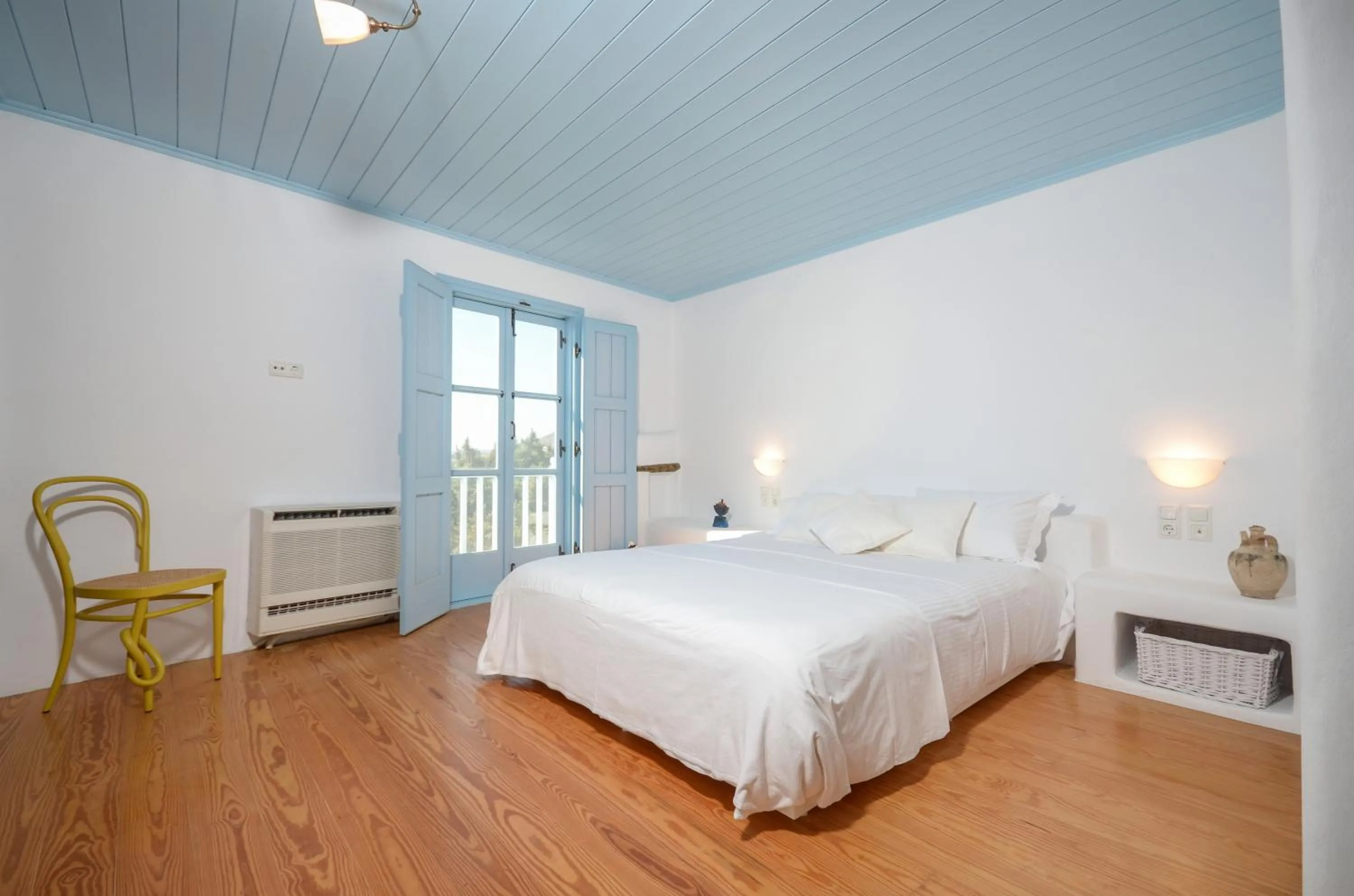 Bedroom, Bed in Unique Beachfront Cycladic Villa @ Agios Prokopios