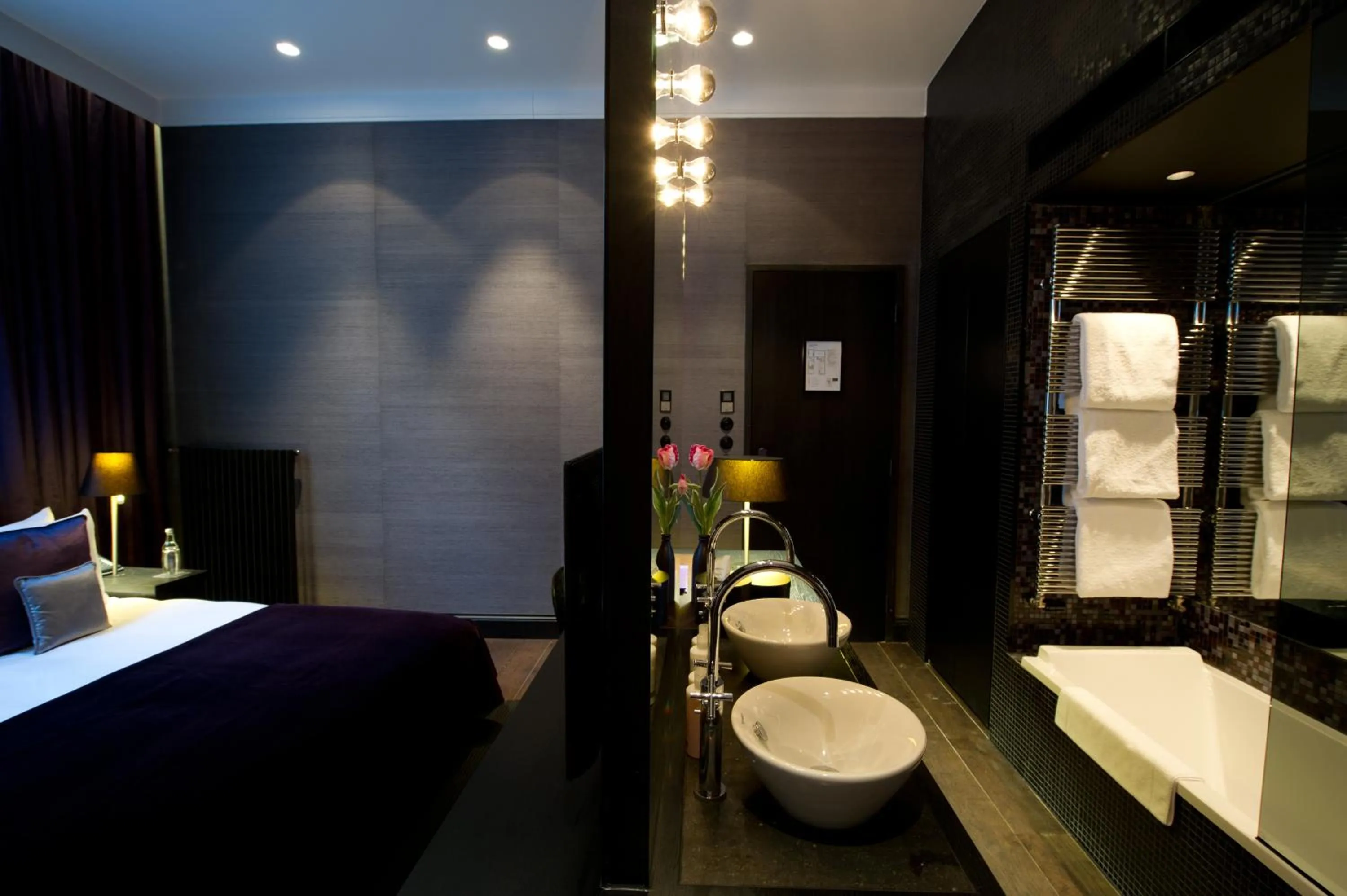 Photo of the whole room, Bed in Canal House