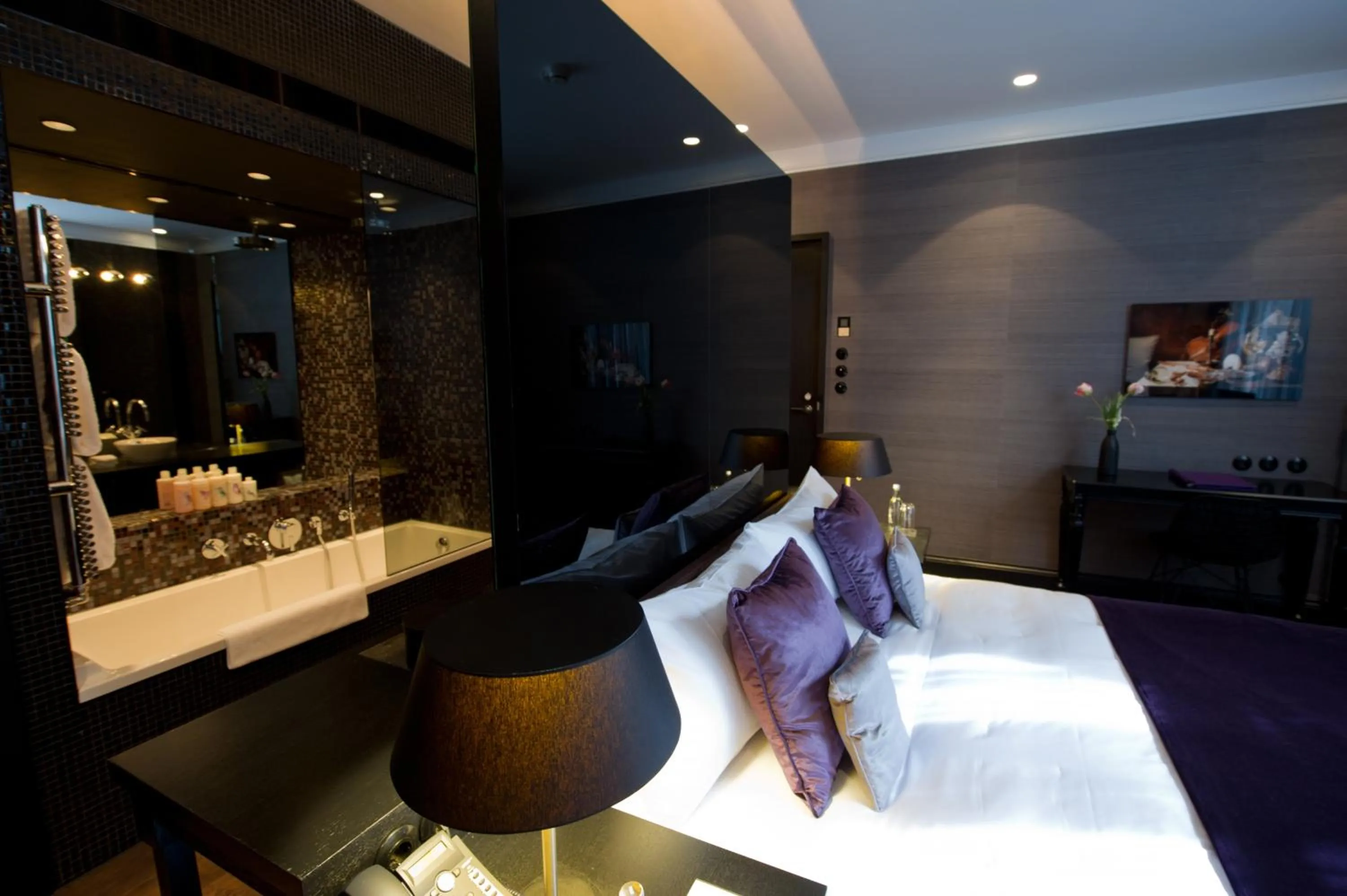 Photo of the whole room, Bed in Canal House