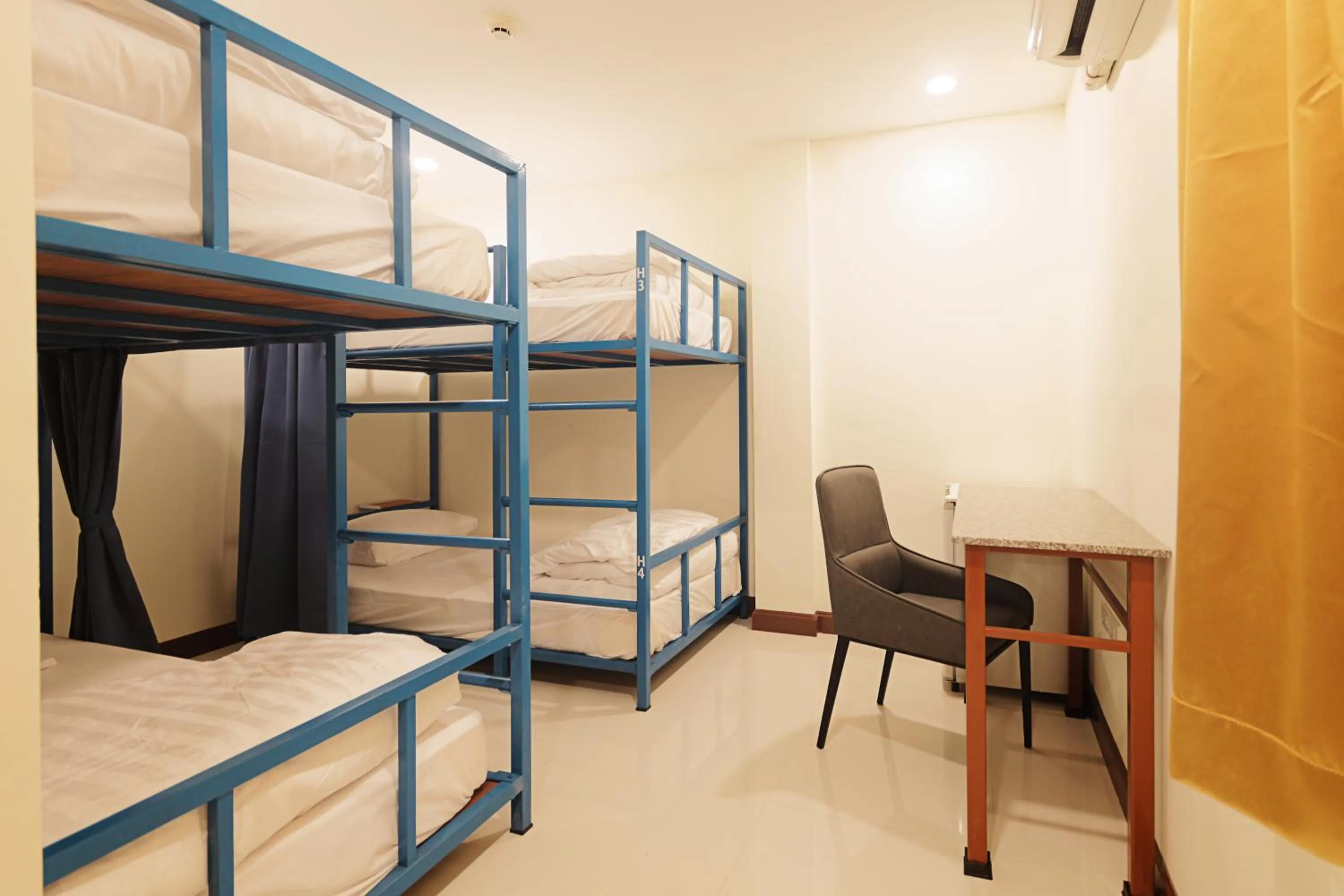 Bathroom, Bed in Happy Hostel