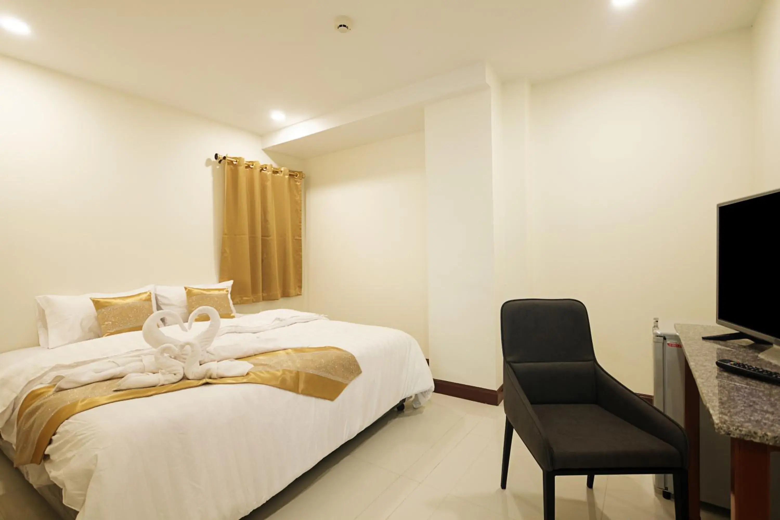 Shower, Bed in Happy Hostel Shower, Bed in Happy Hostel